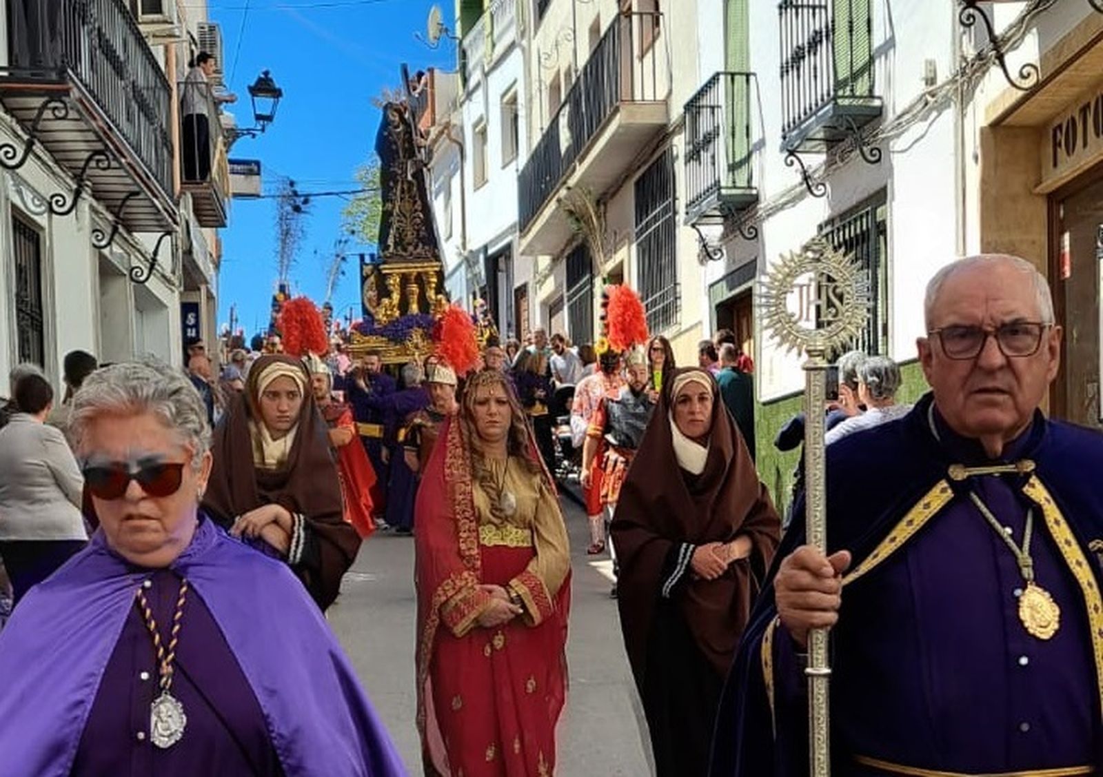 Viernes Santo en Iznájar: la procesión del Calvario, en imágenes