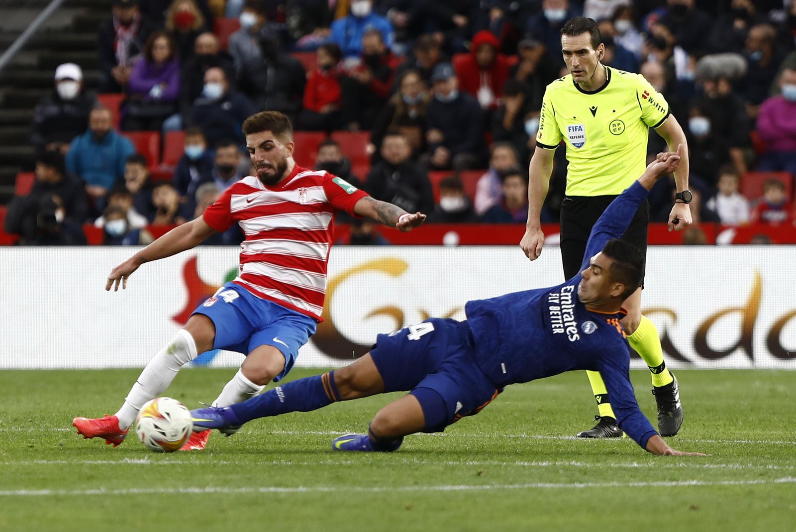 Monchu, que fue expulsado, pugna con el balón con Casemiro.
