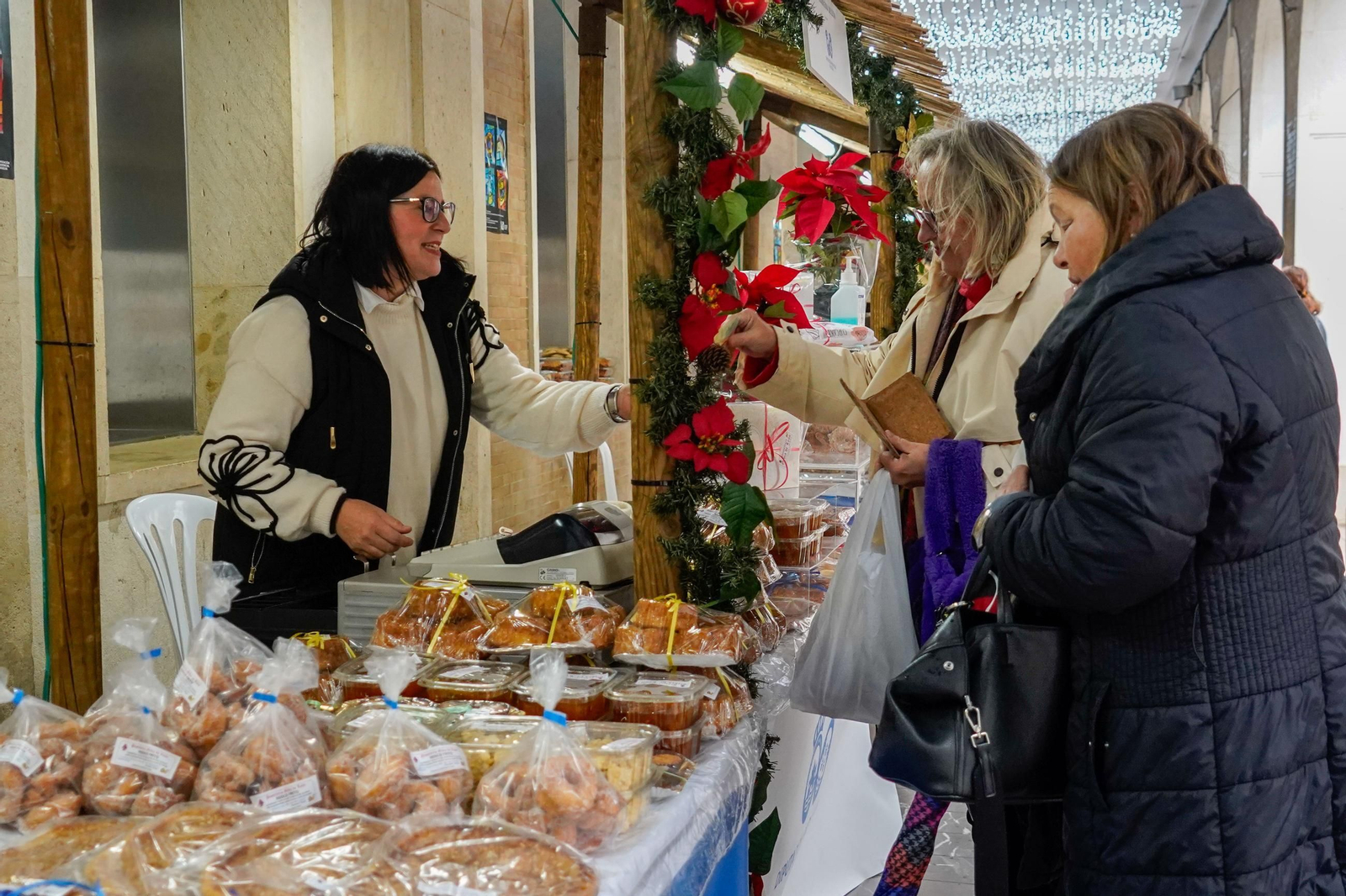 Imágenes de la inauguración del Belén y la XV&nbsp;Muestra de Dulces y Vinos Navideños de la provincia de Huelva en&nbsp;la&nbsp;Diputación