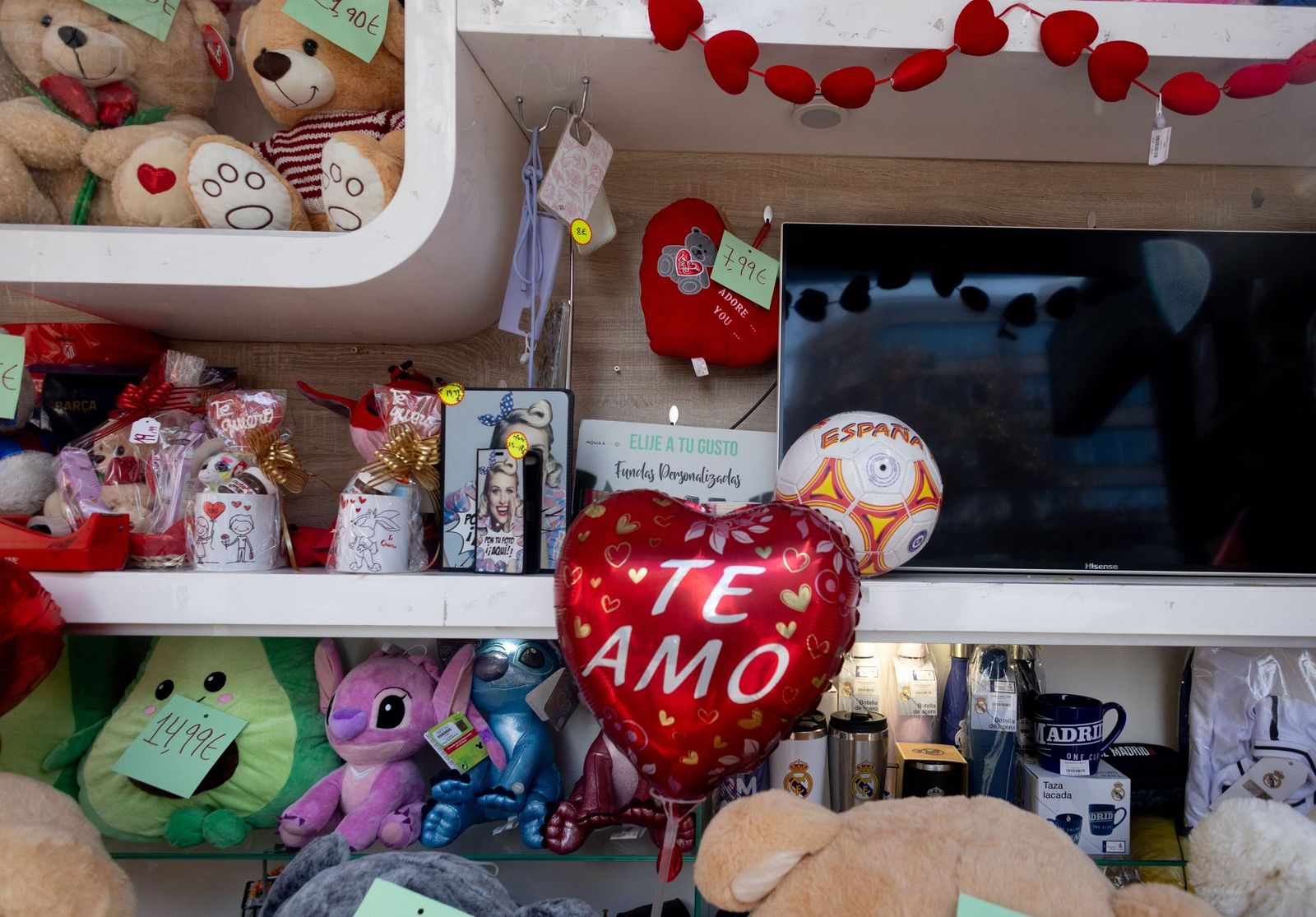 Varios regalos con un globo lleno de amor