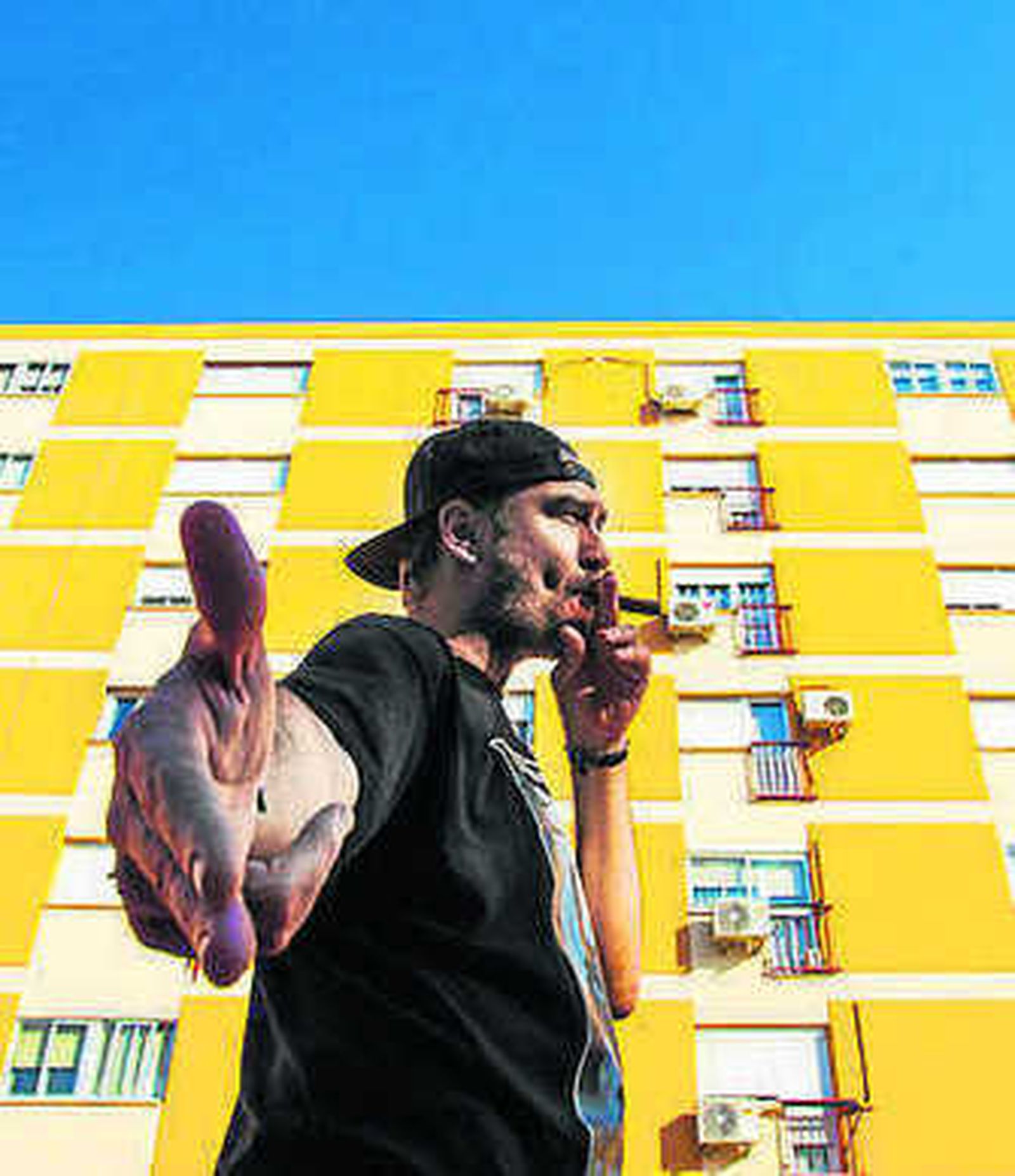 Kase.O posa frente a una caravana durante la sesión fotográfica promocional de su nuevo disco, 'El círculo'.