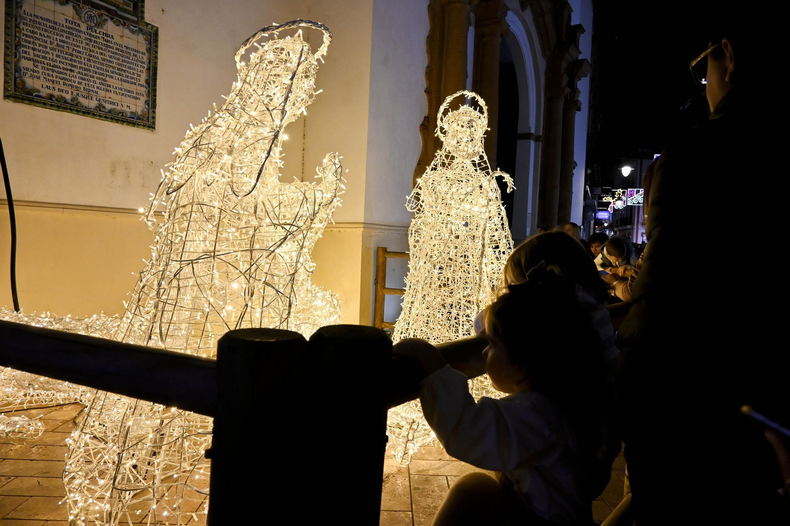 Imágenes de la nevada y alumbrado navideño en Huelva