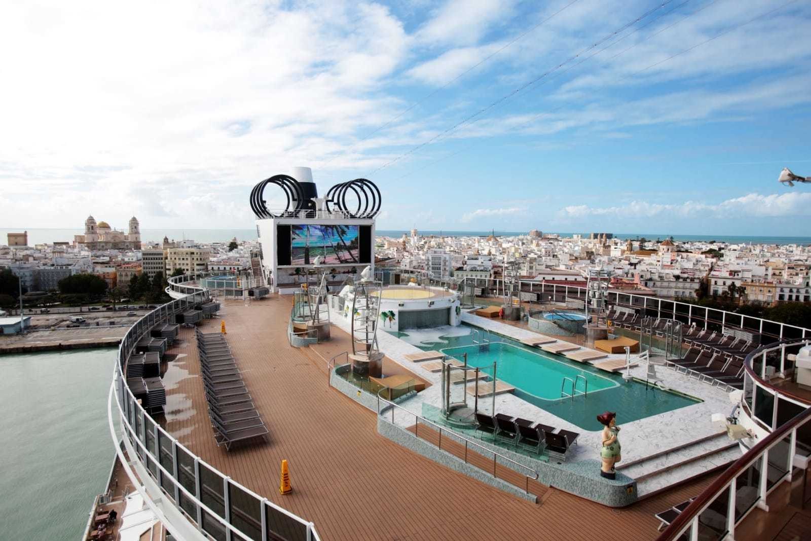 Una de las cubiertas del 'MSC Seaview', este miércoles durante su escala en el puerto de Cádiz.