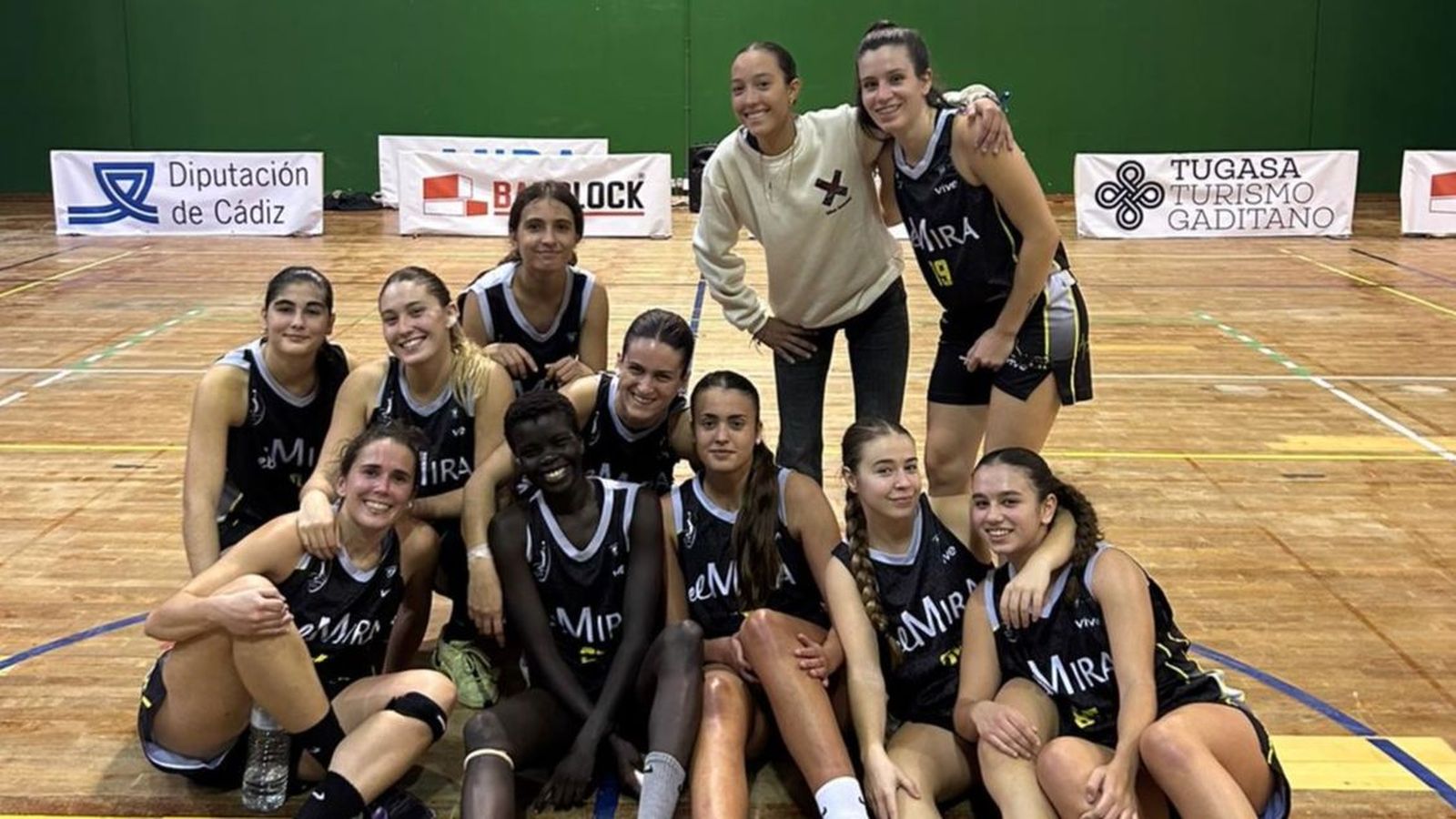 Las jugadoras del UBJ celebran en El Puerto su triunfo.
