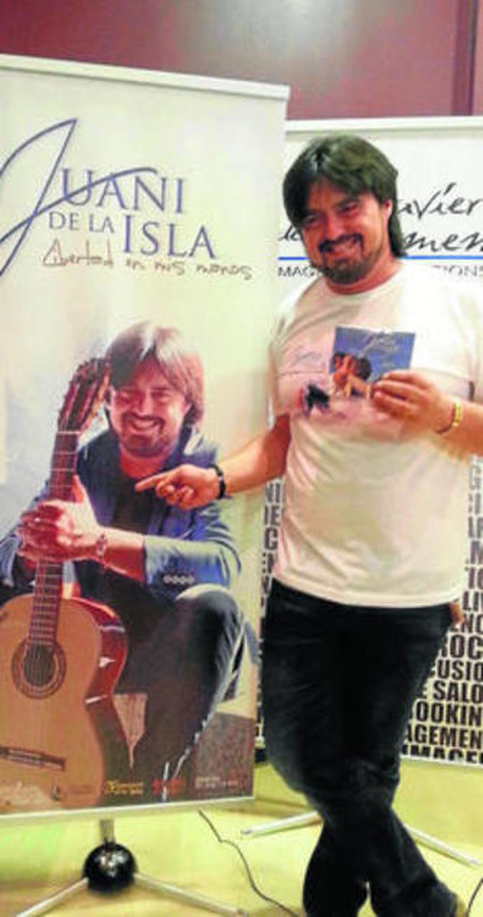 'Juani de La Isla', ayer en San Fernando, posa con su primer disco.