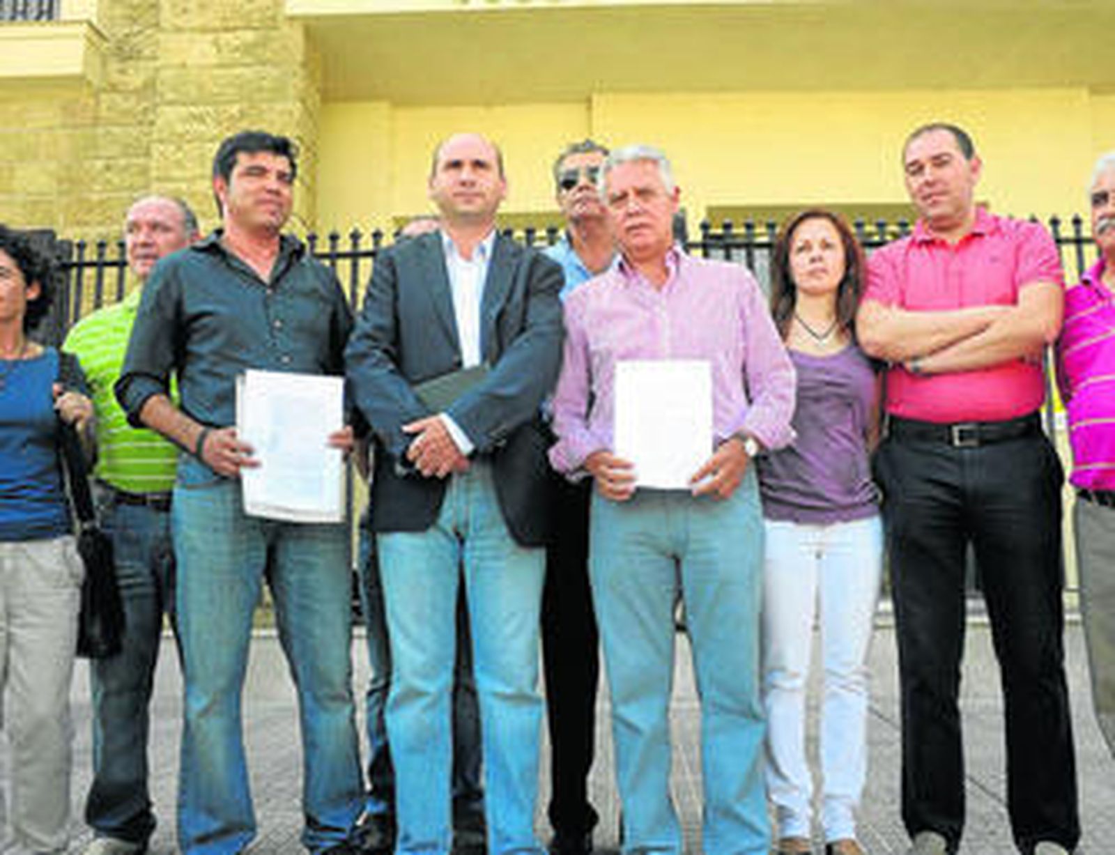 Miembros del PSOE y representantes de las Entidades Locales Autónomas ayer en Subdelegación.