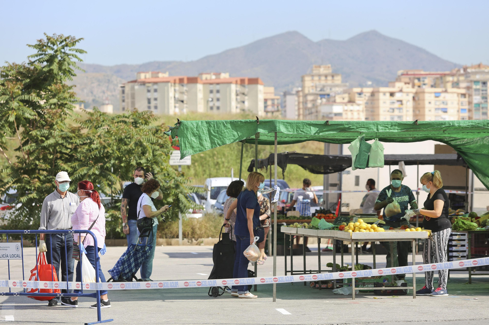 Las fotos del mercadillo de Huelin, en Málaga, en su primer día de desescalada