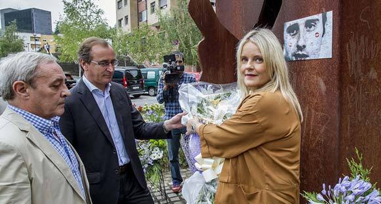 El PP homenajea a Blanco entre críticas a la "equidistancia" del PNV