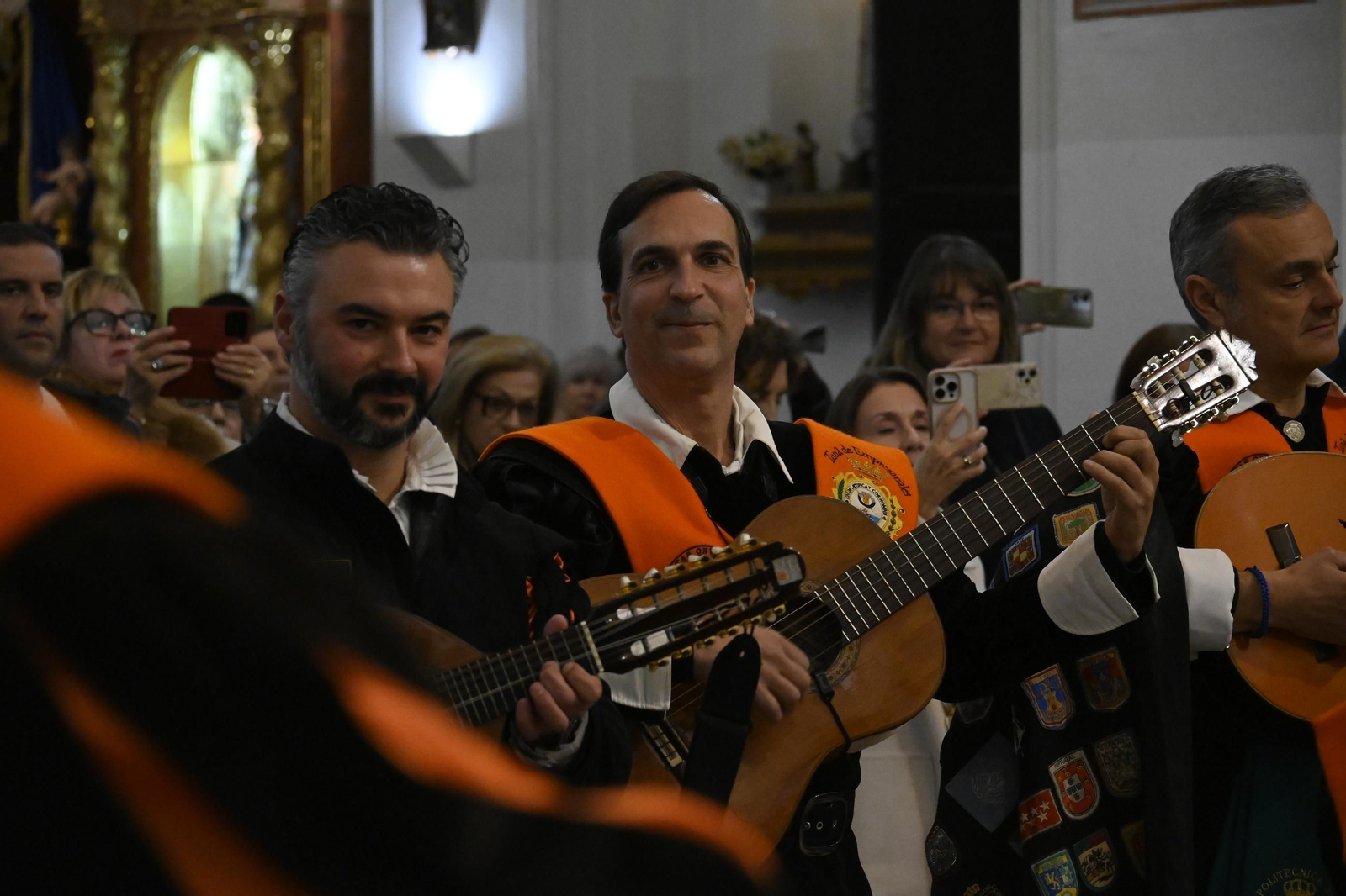 Imágenes de la tradicional tuna de empresariales tocando en el monumento de la Inmaculada
