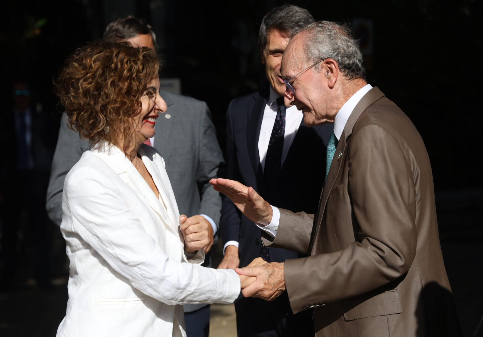 El saludo entre la vicepresidenta María Jesús Montero y el alcalde de Málaga, Francisco de la Torre, este jueves.