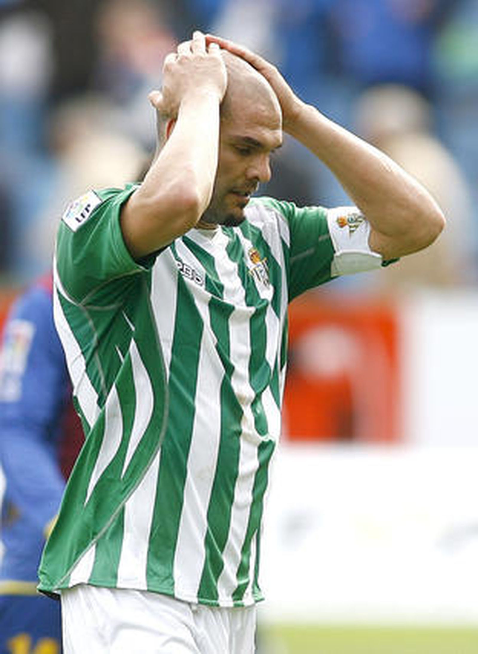 El equipo verdiblanco no puede sacar adelante los partidos lejos del Manuel Ruiz de Lopera. / LOF