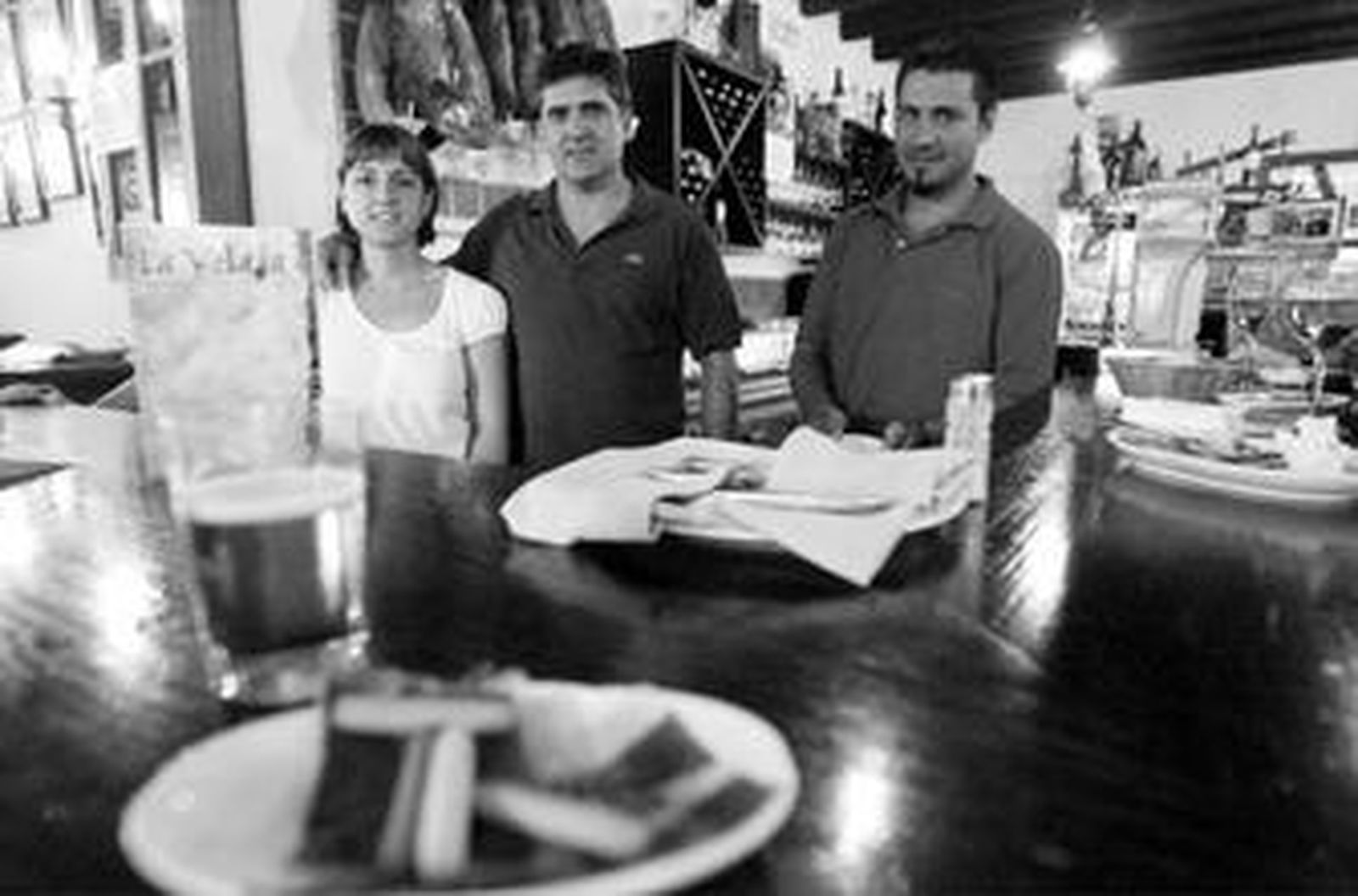 Alicia Barea y Andrés González, junto a uno de sus camareros, en el mesón La Velada.