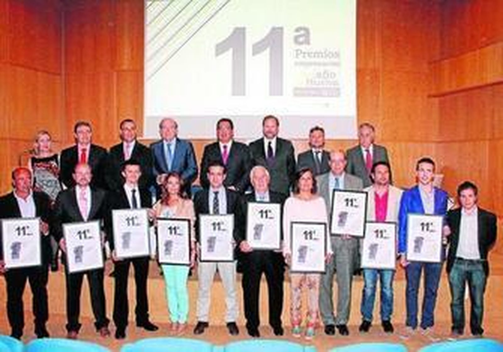 Foto de familia de autoridades y premiados.
