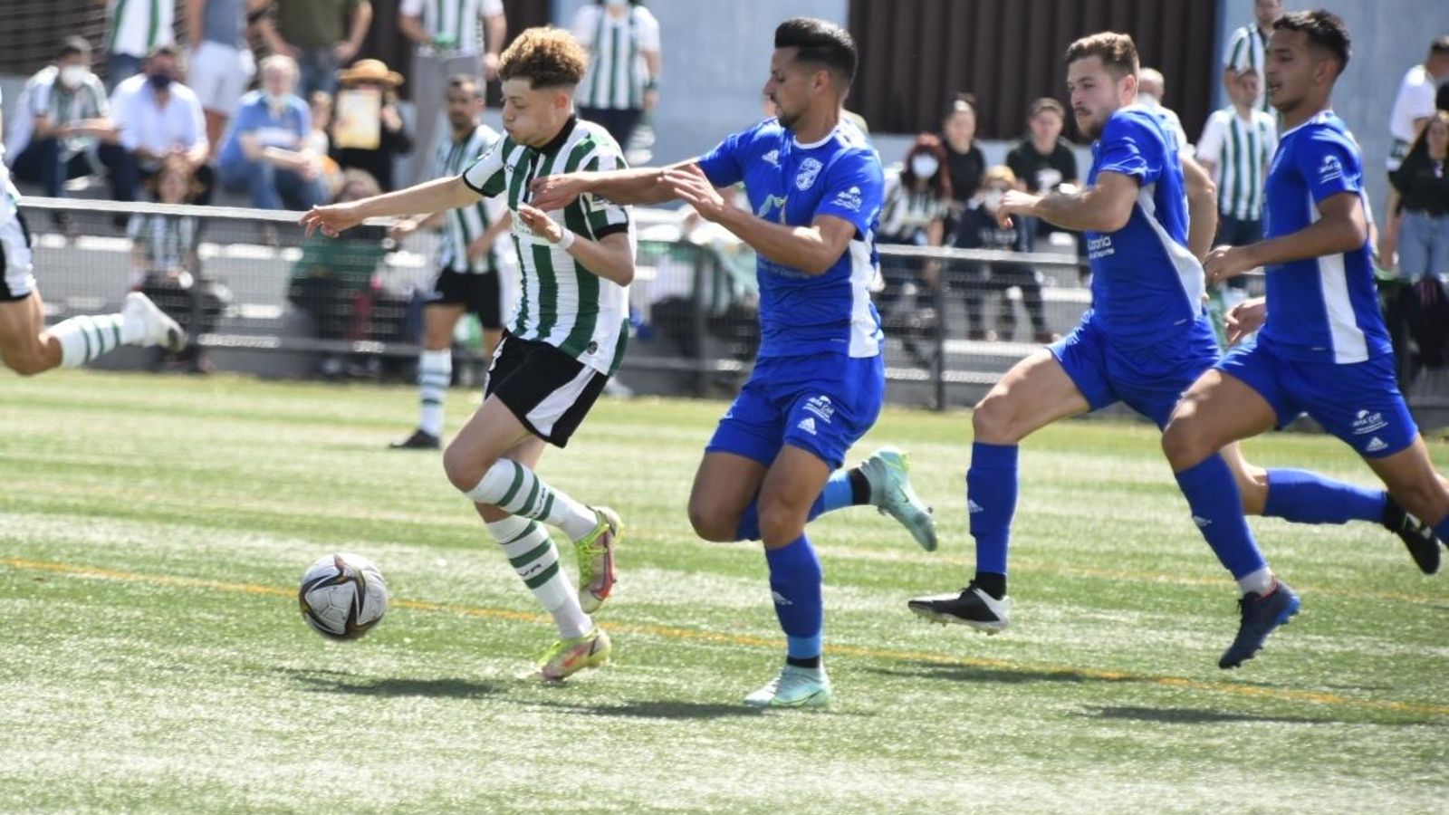 Simo es perseguido por tres jugadores del San Fernando.