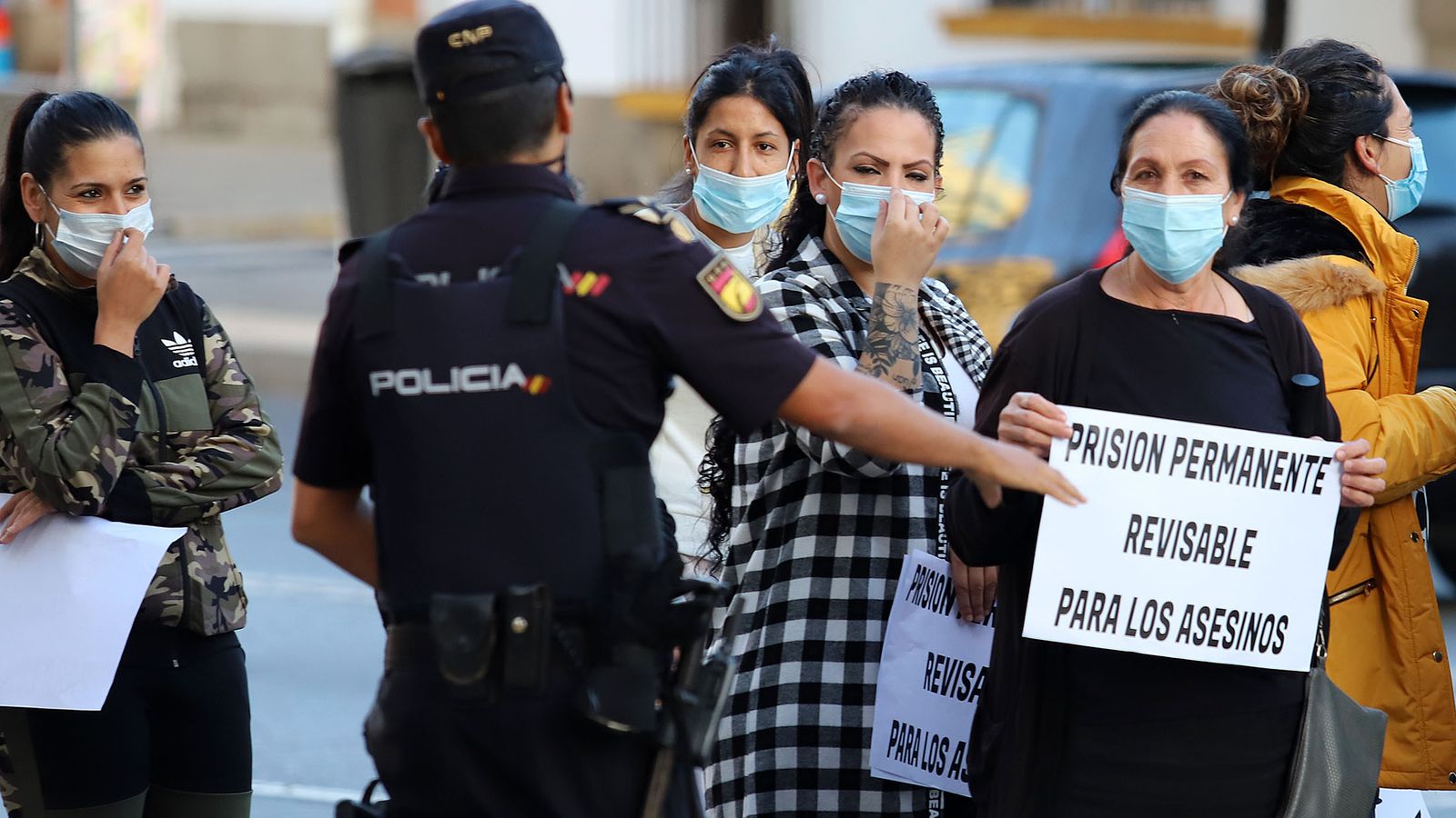 Familiares de Ángel Fernández, víctima del crimen de El Torrejón, concentrados ante el Palacio de Justicia de Huelva.