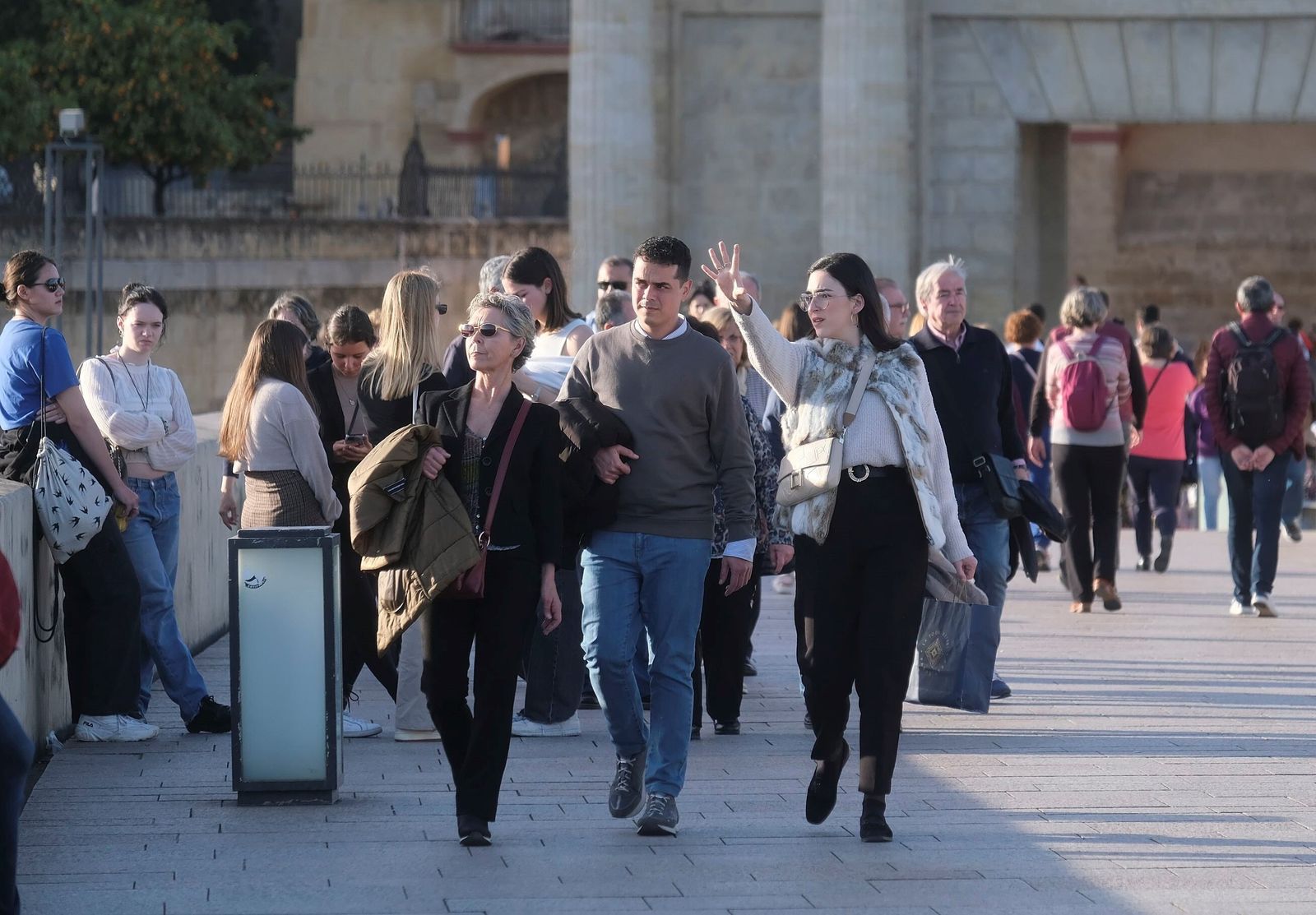 Numerosas personas en el Puente Romano de Córdoba.