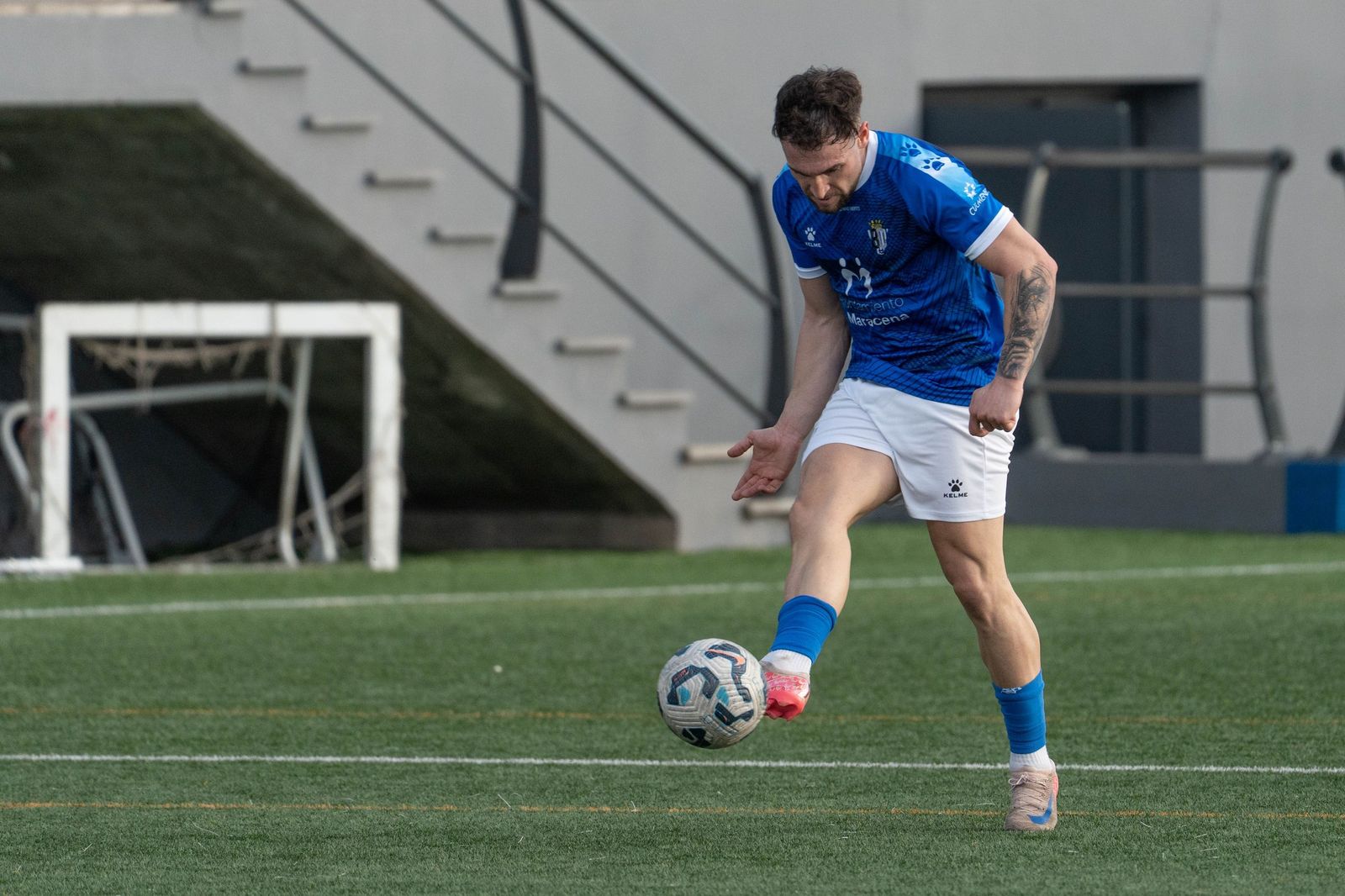 Un futbolista del Maracena dando un pase en el mediocampo.