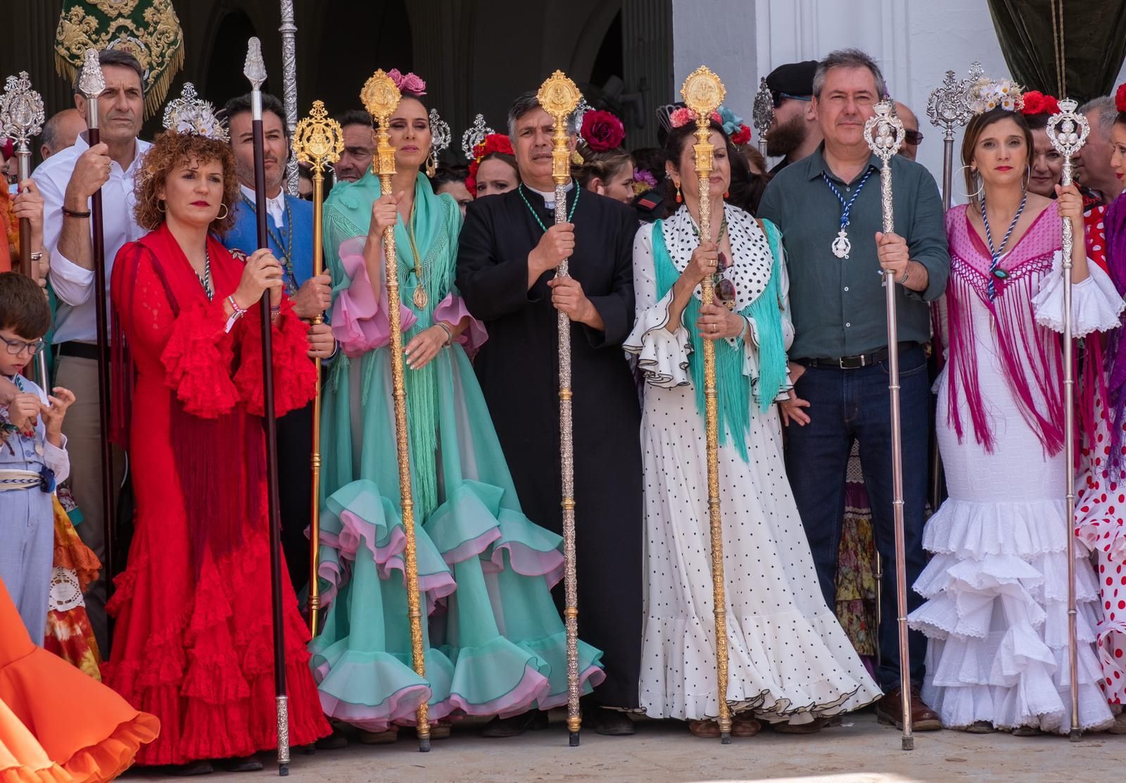 Juan Espadas, junto a María Márquez y María Eugenia Limón durante la presentación de las hermandades.