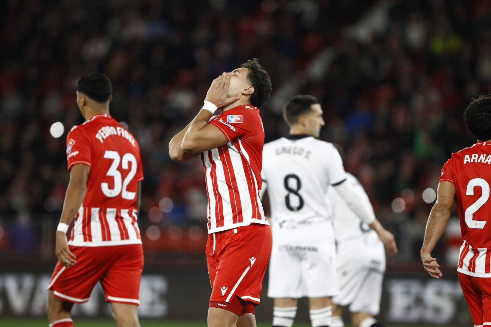 Muñoz se lamenta de una ocasión fallada ante el Burgos