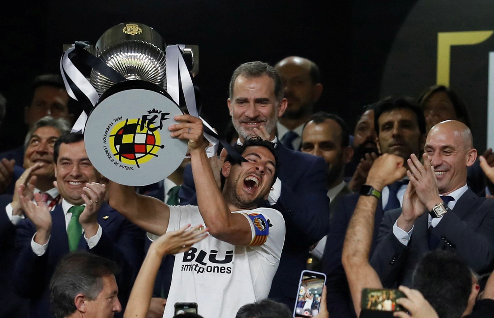 Dani Parejo, capitán del Valencia, levantó en Sevilla la última Copa del Rey.