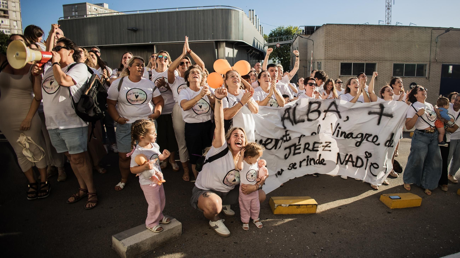 Familia y amigos de Alba Barrera la sorprenden a los pies de su habitación en el Hospital de Jerez