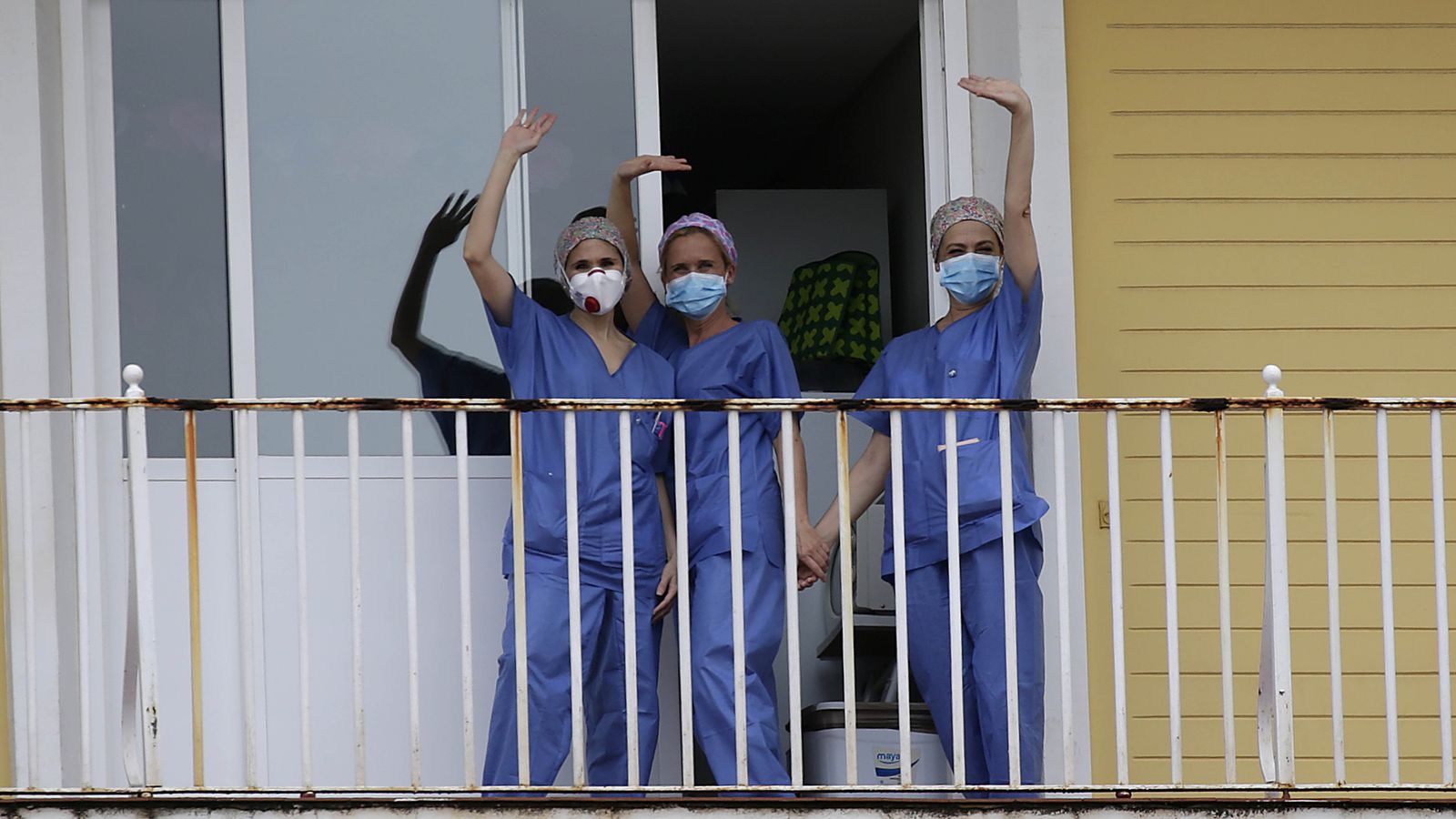 Trabajadores sanitarios agradecen los aplausos recibidos de cada día a las 20:00 al principio de la pandemia.