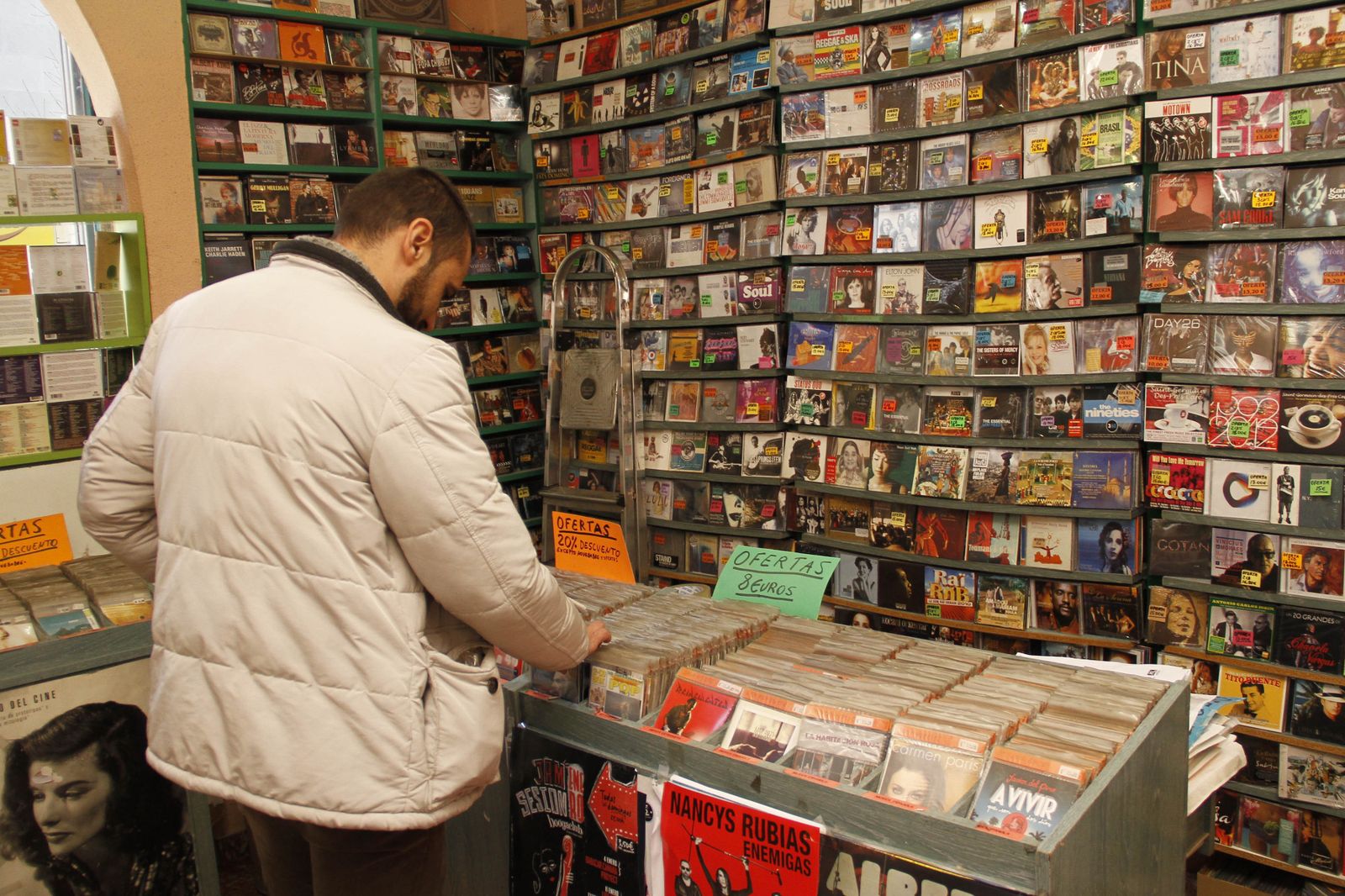 Un cliente en una tienda de discos.
