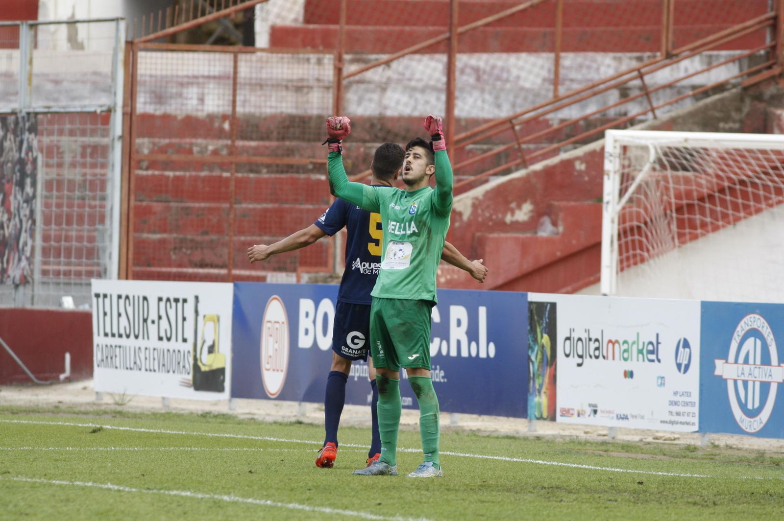 Dani Barrio celebra un triunfo de la UD Melilla.