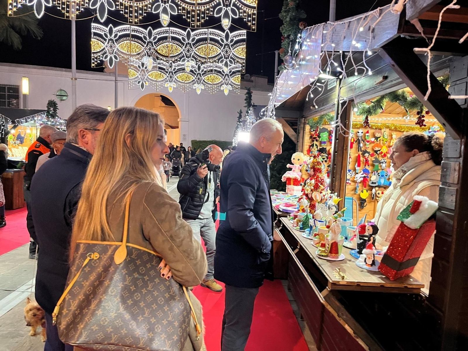 El alcalde de Tomares, José María Soriano, acompañado de su equipo de gobierno, visitando el tradicional Mercadillo Navideño de Artesanía de la Plaza de la Constitución.