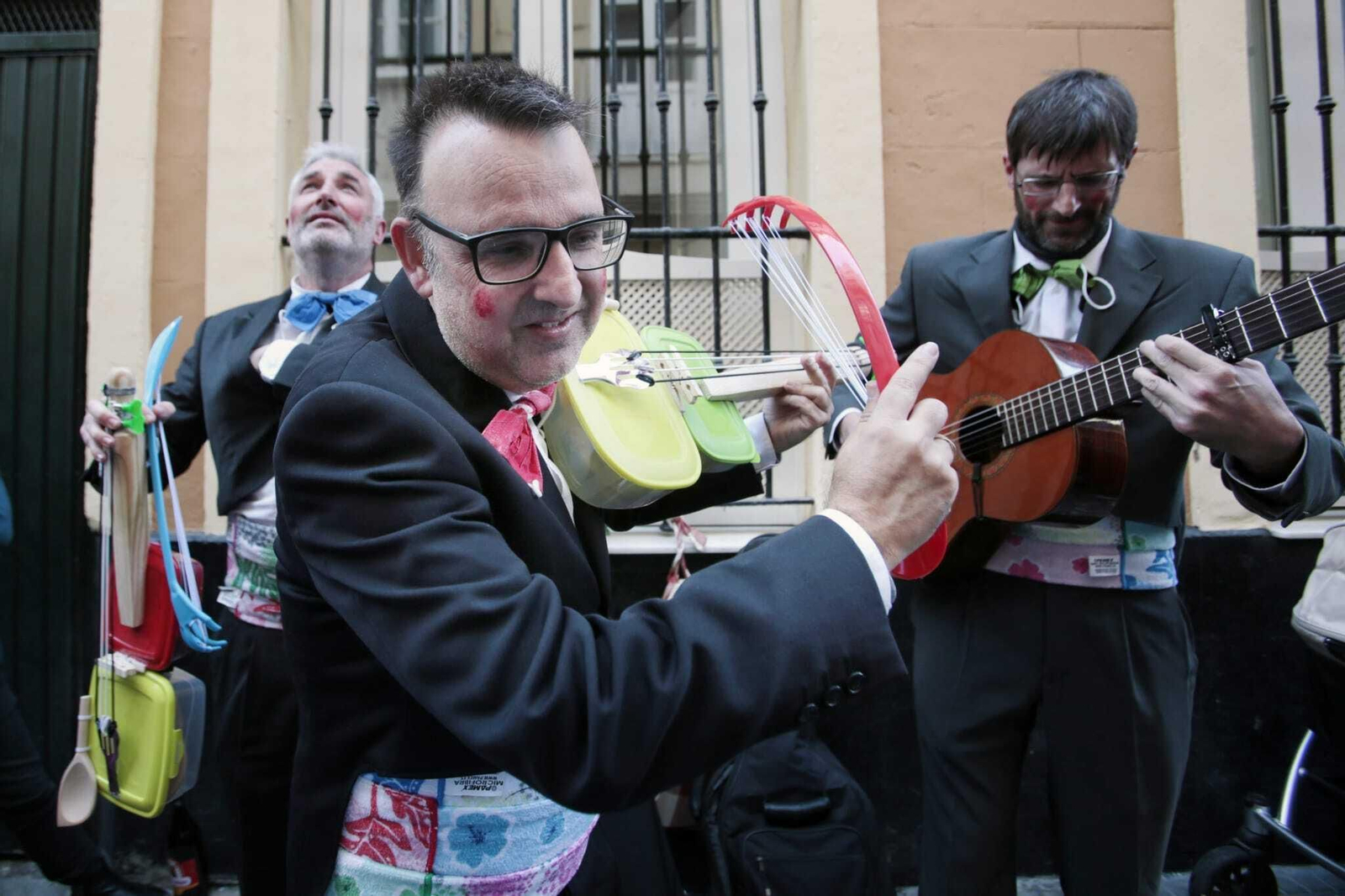 Imágenes del lunes del Carnaval ilegal de Cádiz