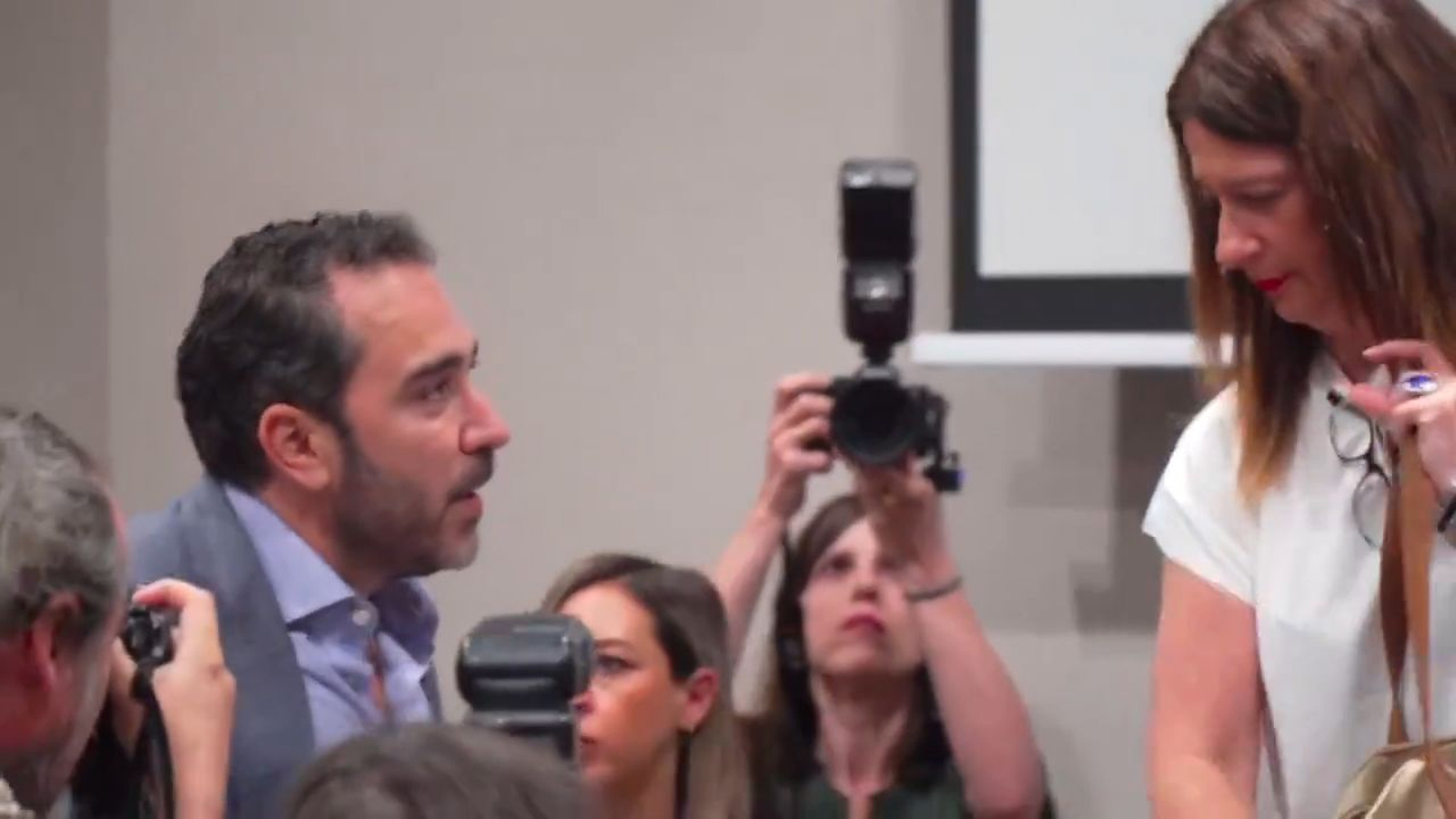 Este ha sido el momento del enfrentamiento entre Leire Díez y Víctor de Aldama al término de la comparecencia Este ha sido el momento del enfrentamiento entre Leire Díez y Víctor de Aldama al término de la comparecencia