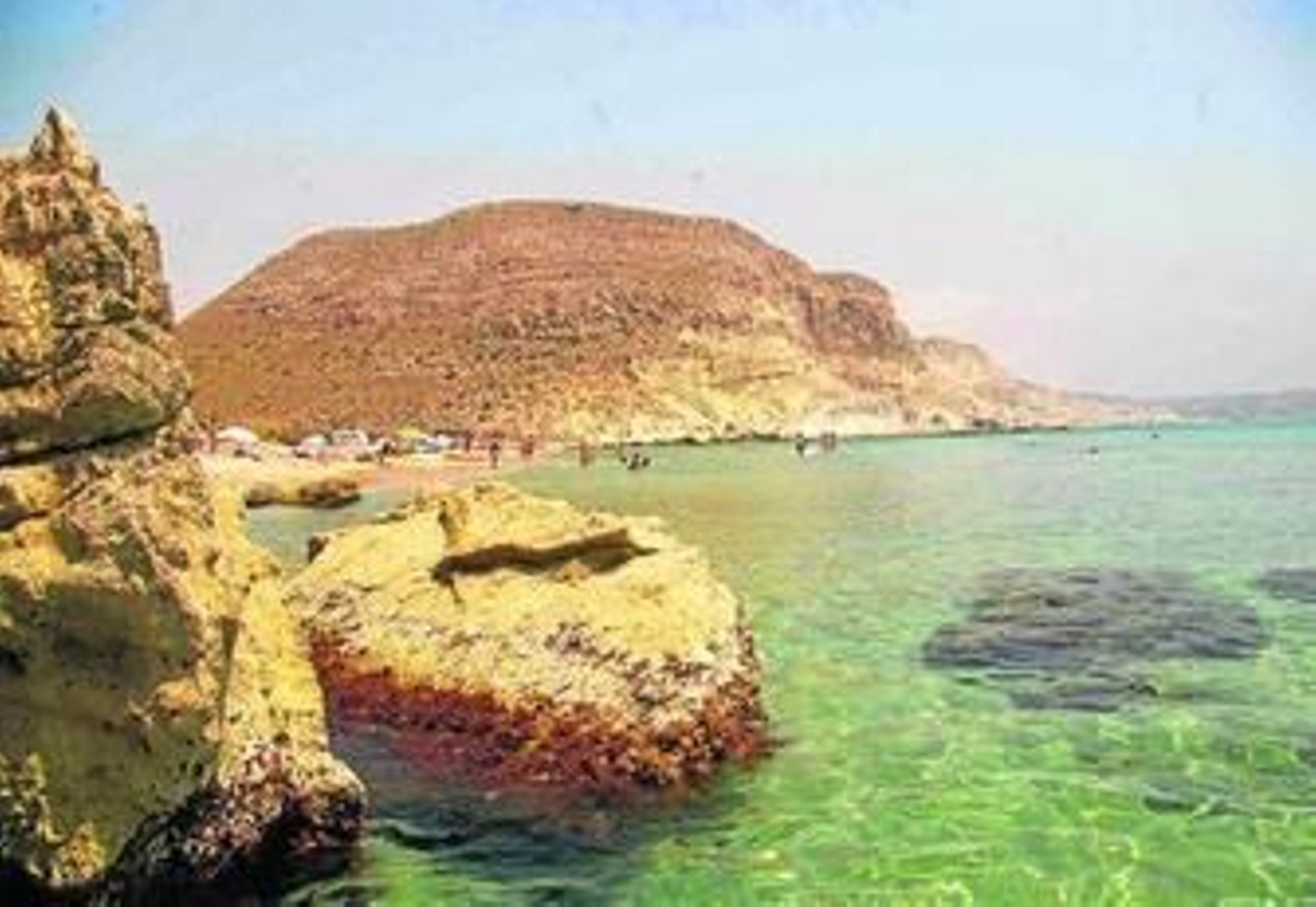 Bañistas en la cala del Plomo en el parque natural de Cabo de Gata-Níjar.