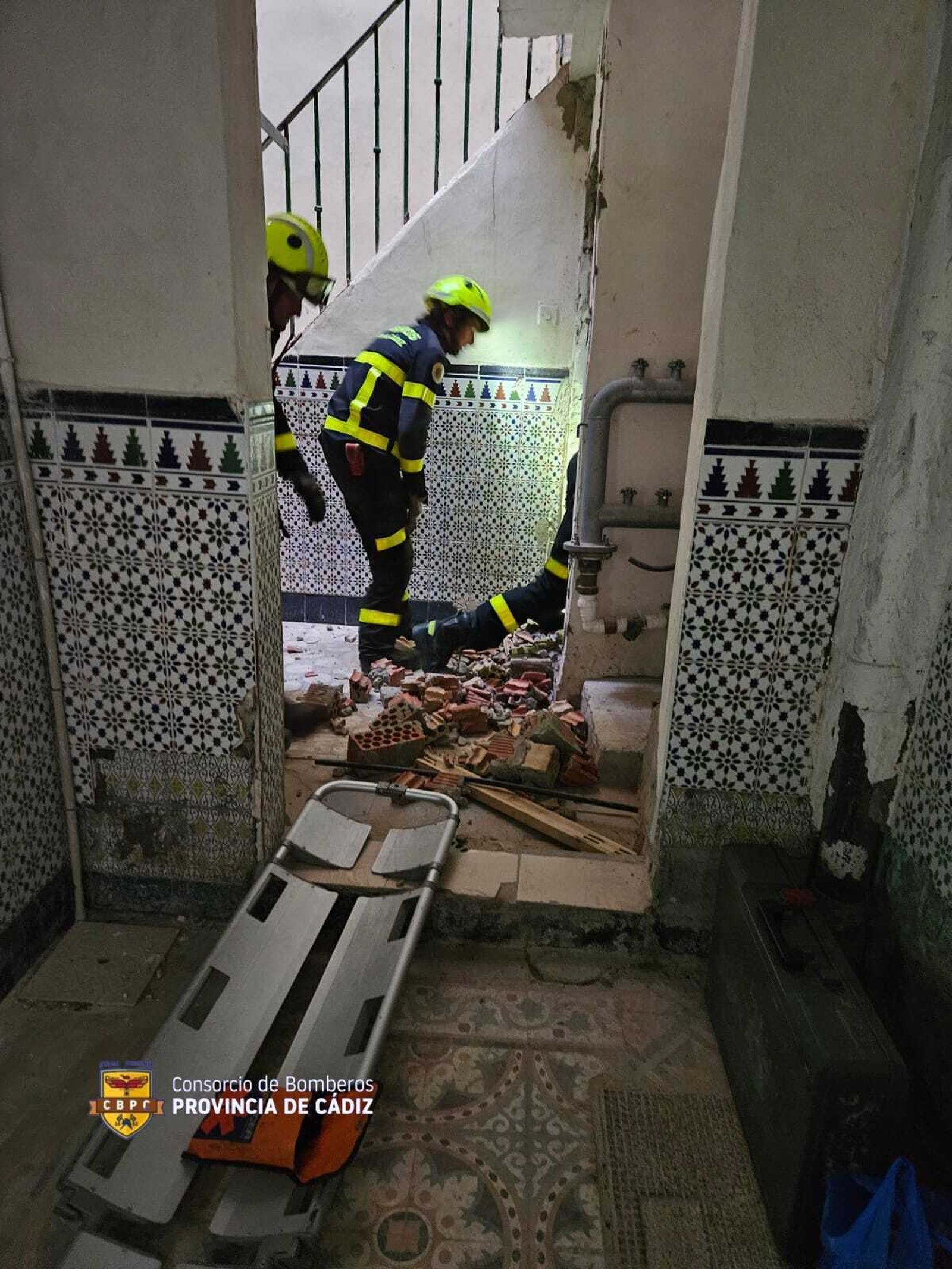 Los escombros caídos del forjado del primer piso en la vivienda de Santa María