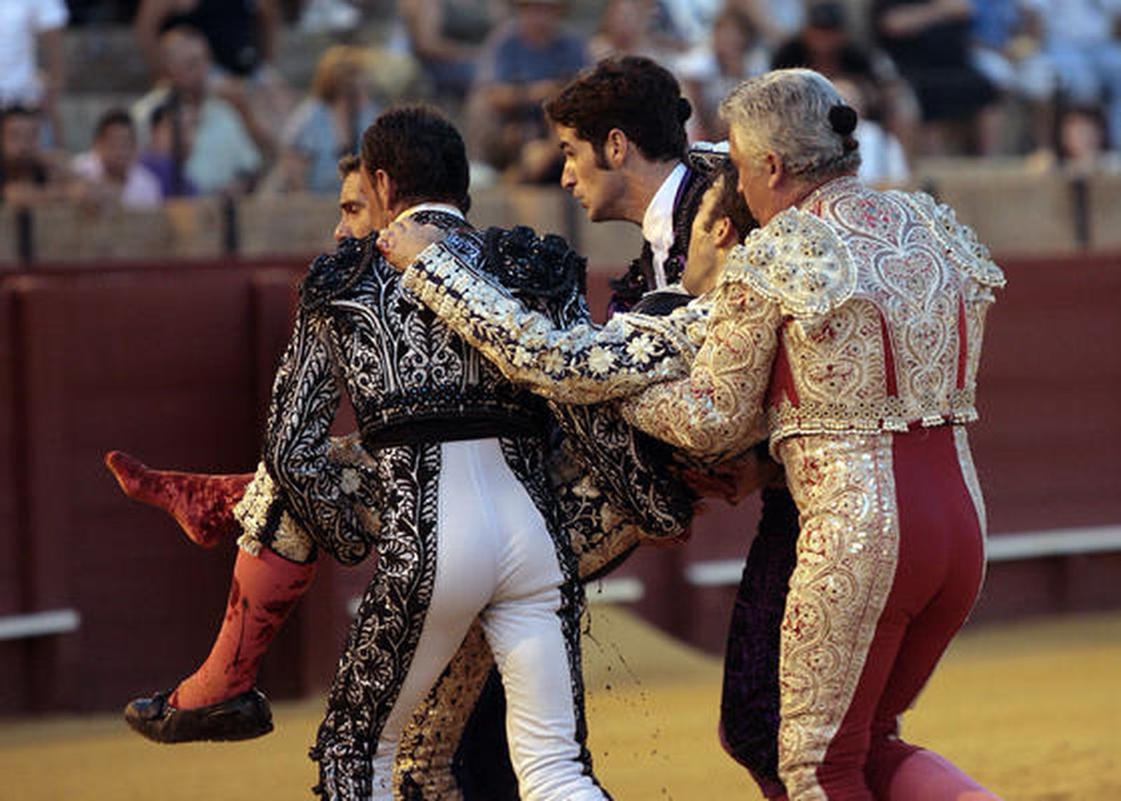 El resto de la cuadrilla trasladan a Jesús Márquez a la enfermería, donde entró muerto, según Ramón Vila.

Foto: Juan Carlos Muñoz