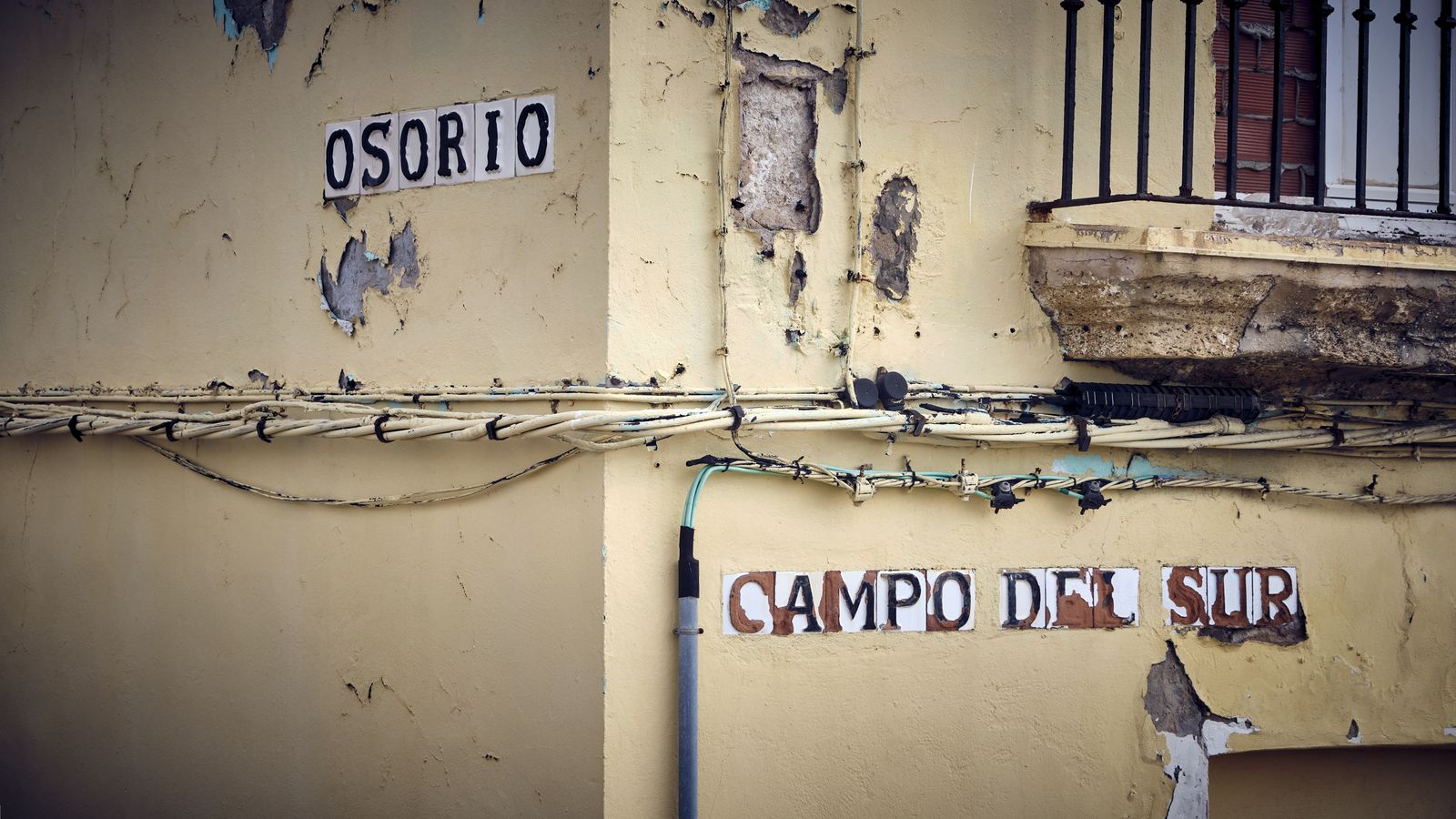 Cables cubriendo una fachada de Cádiz.