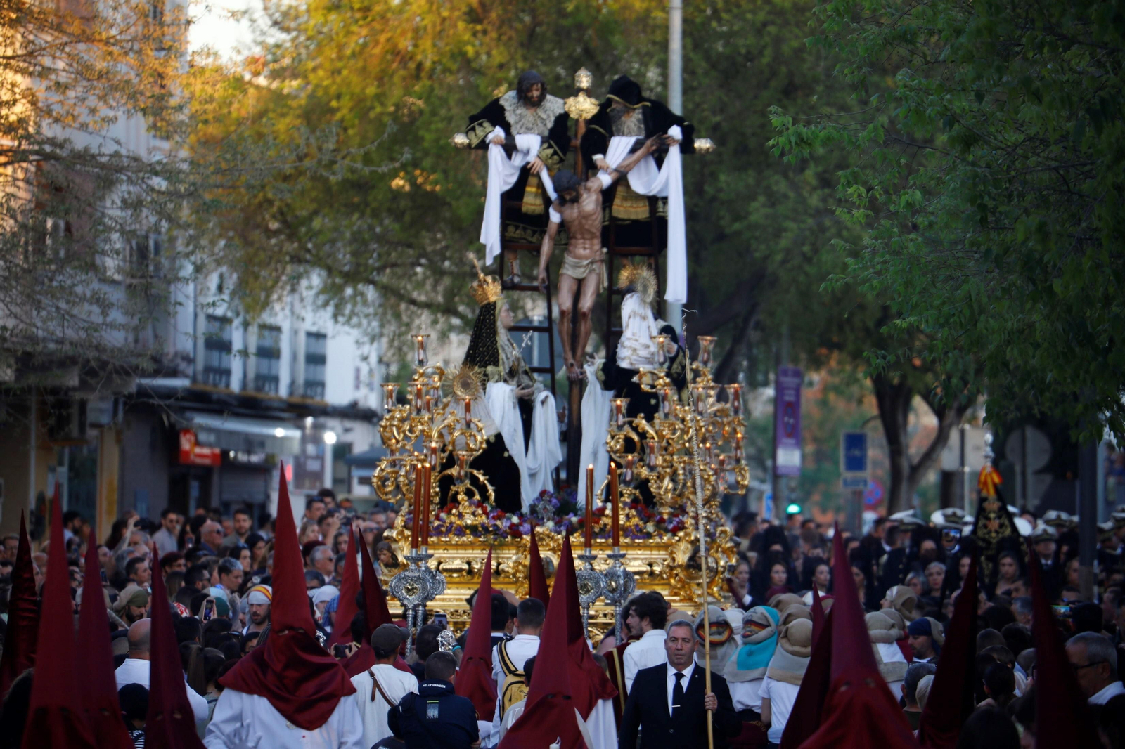 Viernes Santo en Córdoba: la procesión del Descendimiento, en imágenes