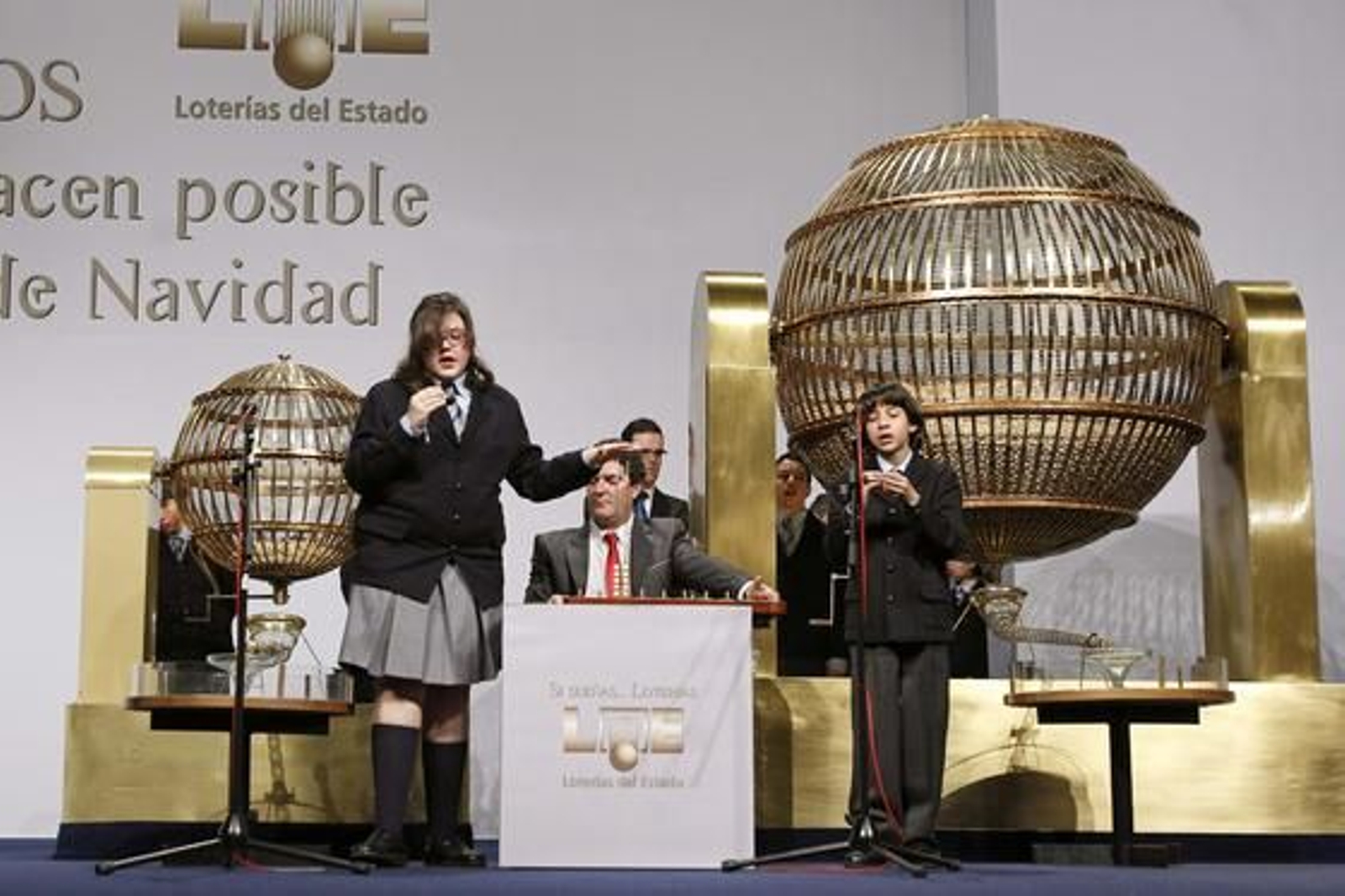 El Gordo ha recaído en el número 58.268, vendido íntegramente en un pubelo de Huesca.

Foto: EFE