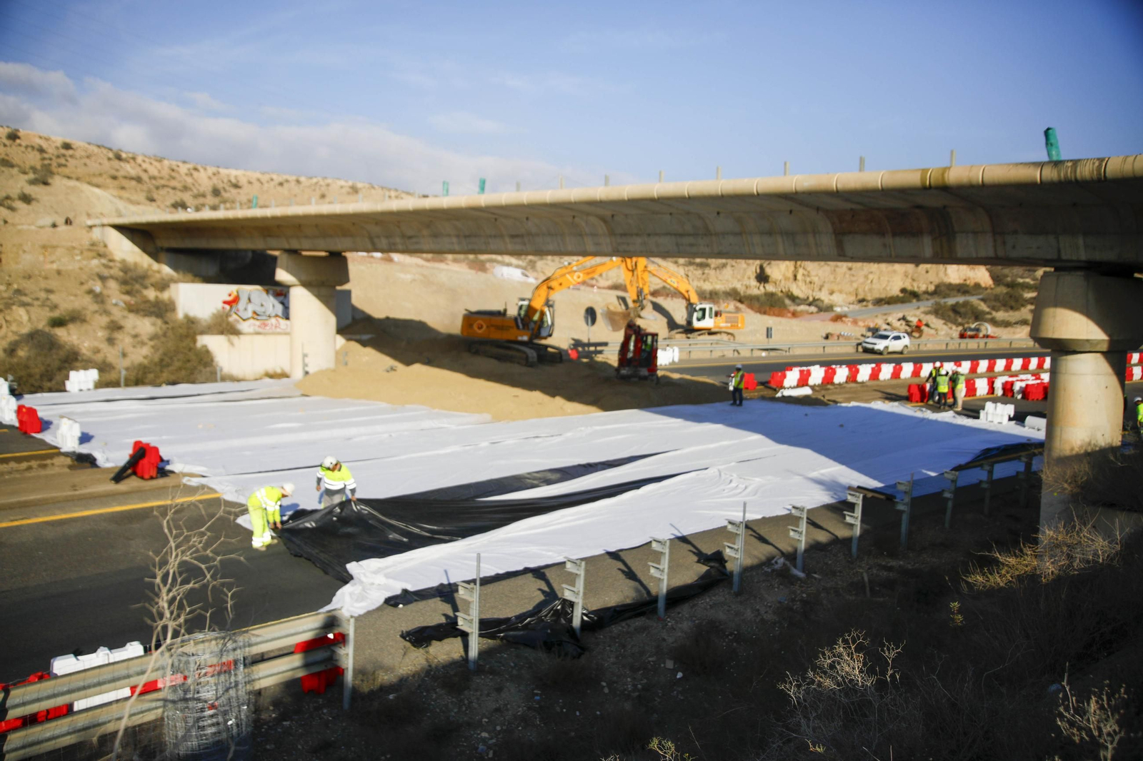 Imágenes del corte total en la A-7 de Almería