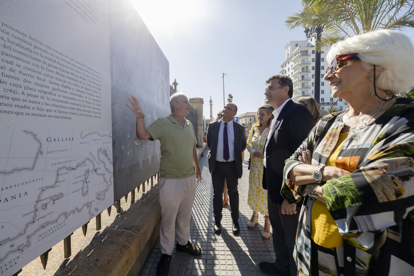El alcalde de Cádiz, Bruno García, junto a la presidenta de la Autoridad Portuaria de la Bahía de Cádiz, Teófila Martínez, durante uno de los actos agendados en esta convocatoria del Cádiz Romarno
