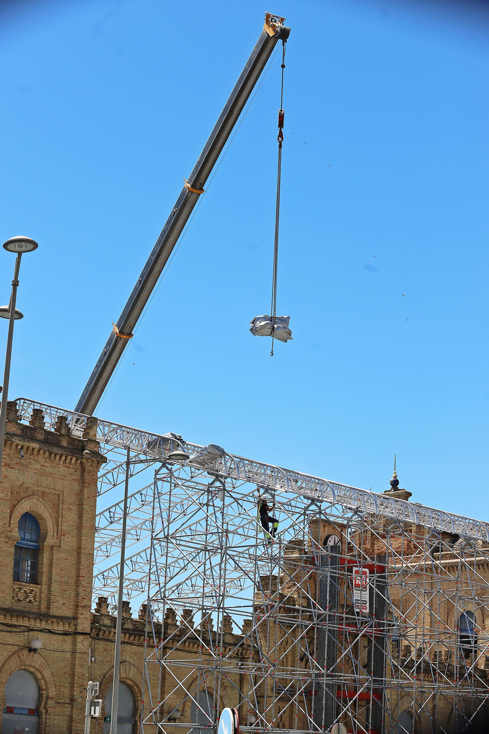 Imágenes del montaje del techo de la antigua estación de trenes de Huelva