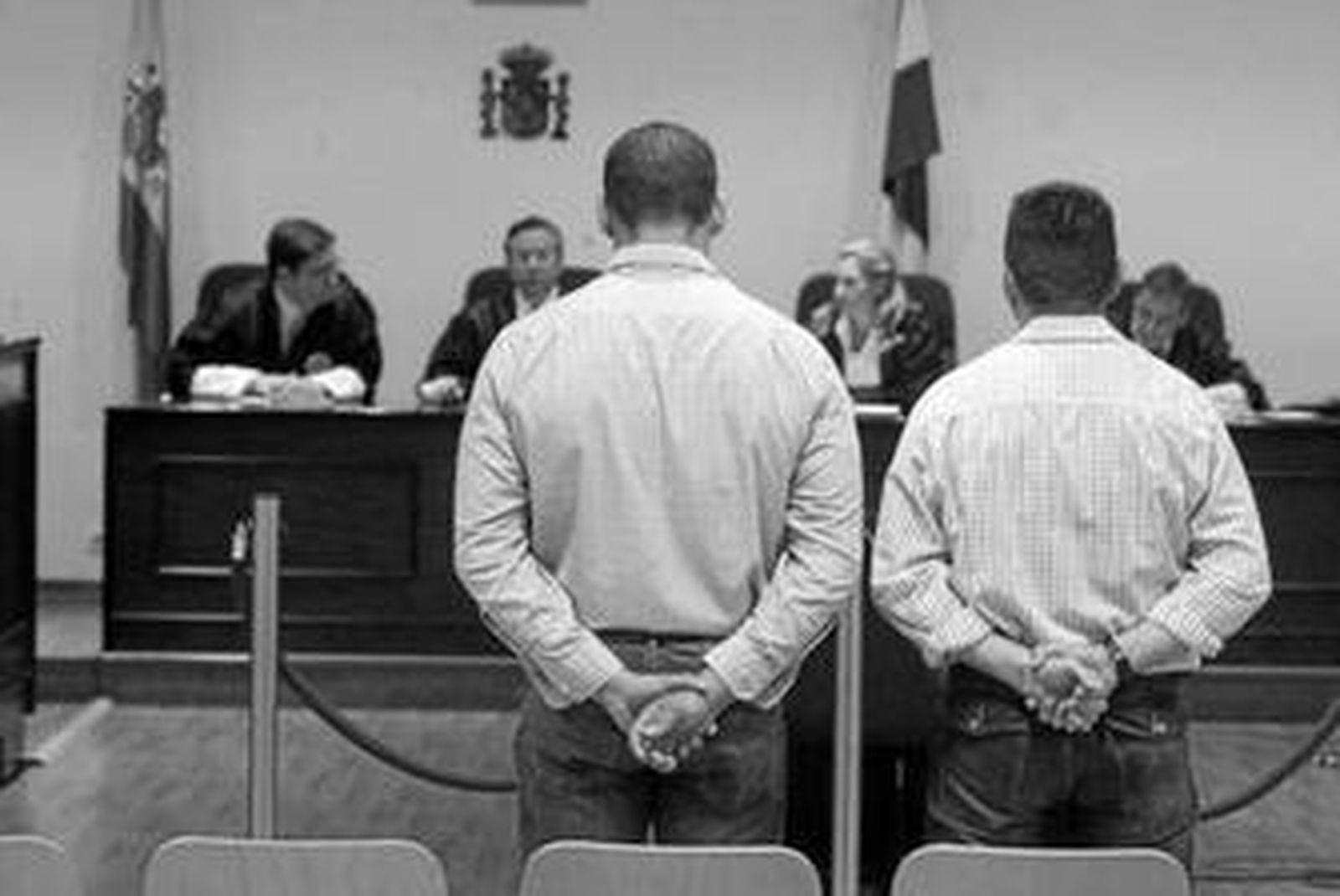 Imagen de los dos policías locales condenados durante el juicio en la Audiencia Provincial.