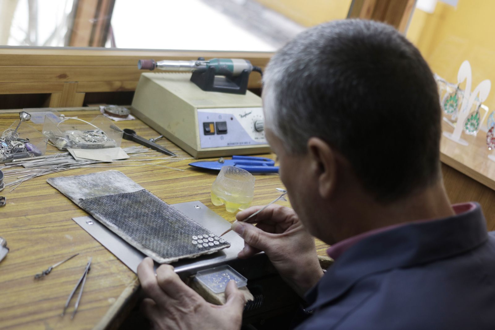 Un artesano trabaja en su taller.