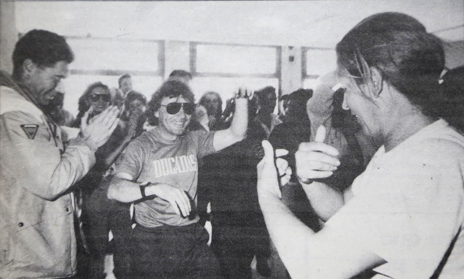 Ángel Nieto, arrancándose por sevillanas en el Circuito tras acabar el I Premio Internacional de Jerez.