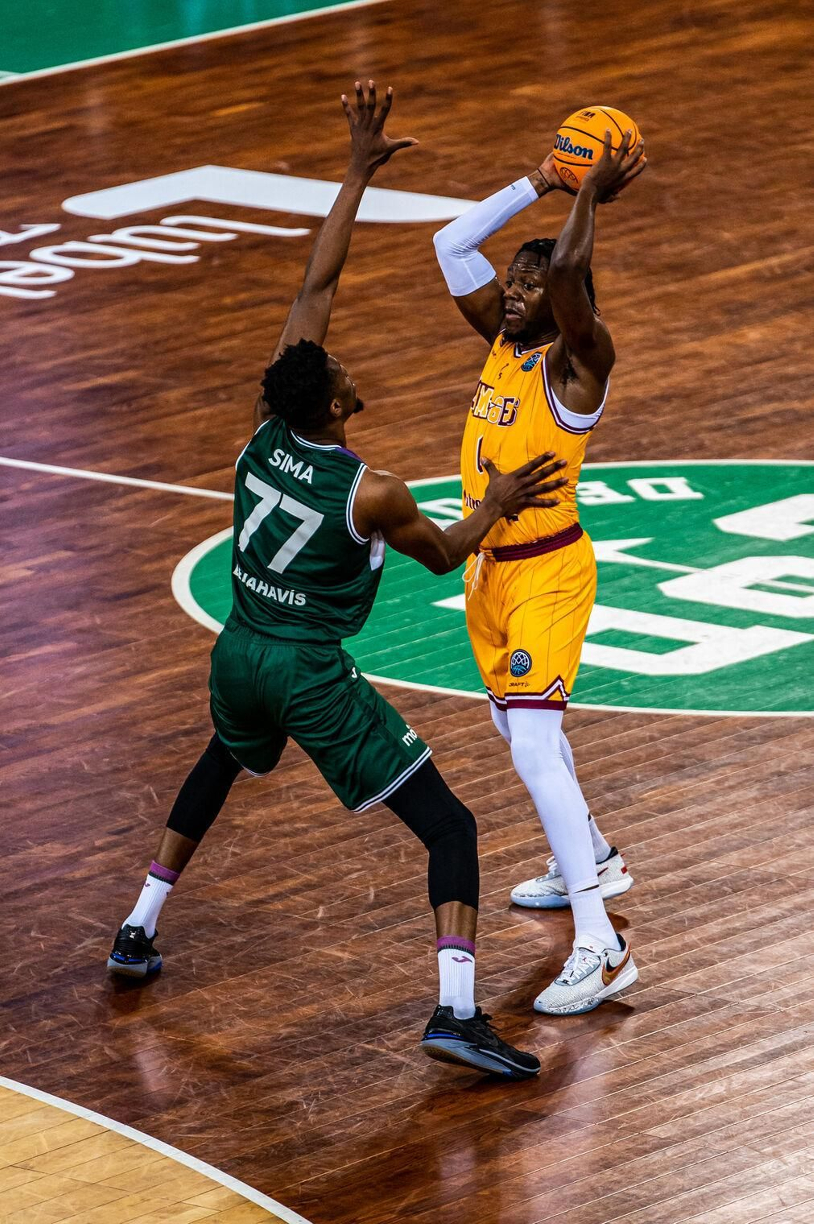 Yankuba Sima defendido a un jugador del Limoges en la BCL.