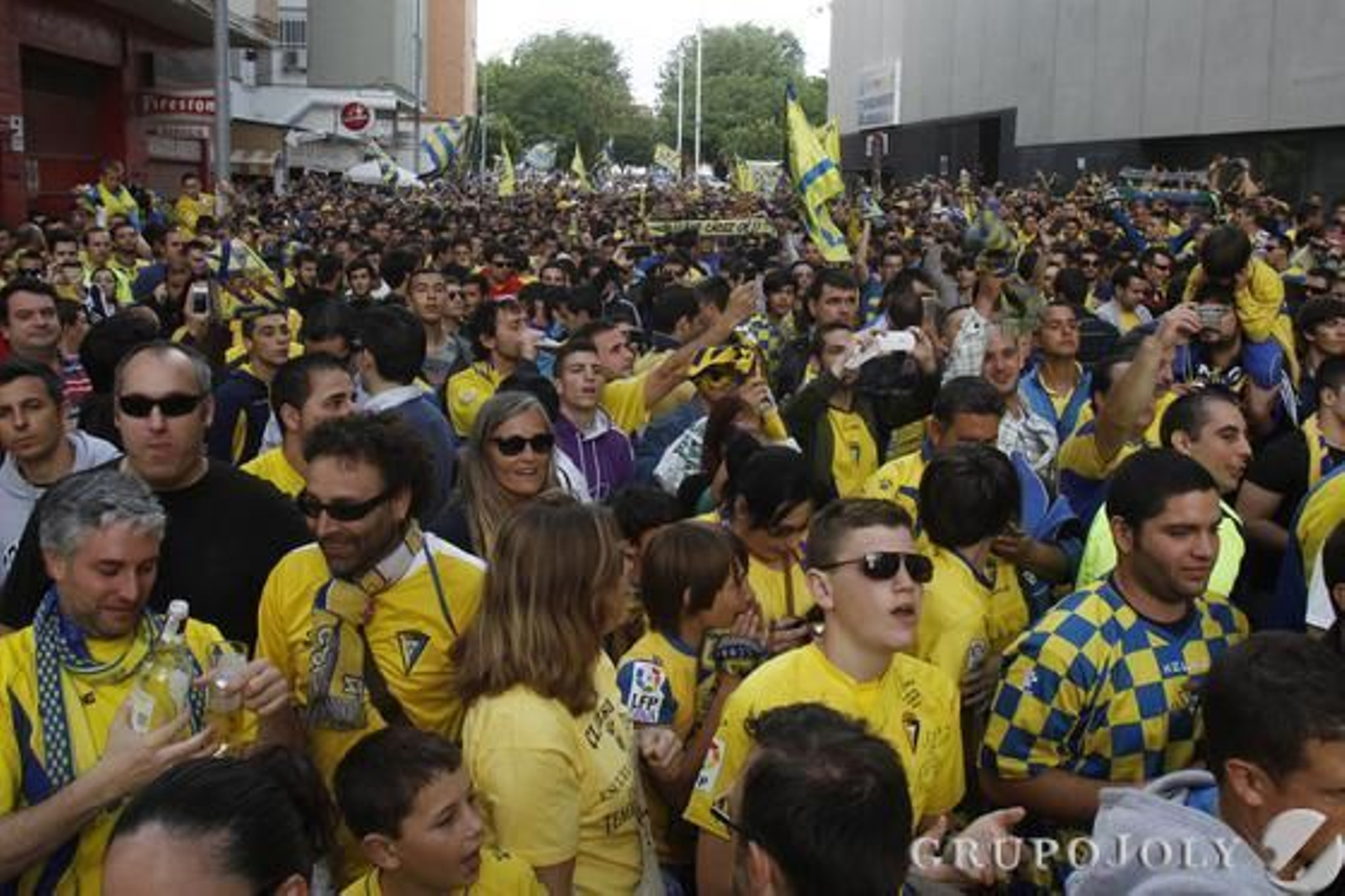 Miles de aficionados esperan la llegada del equipo. 

Foto: Lourdes de Vicente - Joaquin Pino