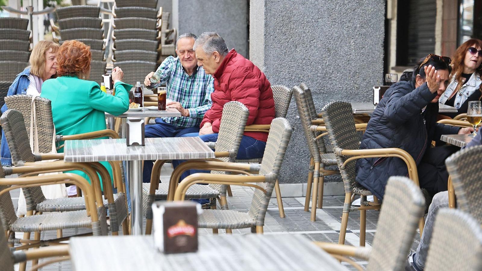 Ambiente en la terraza de un bar en Pablo Rada este martes.