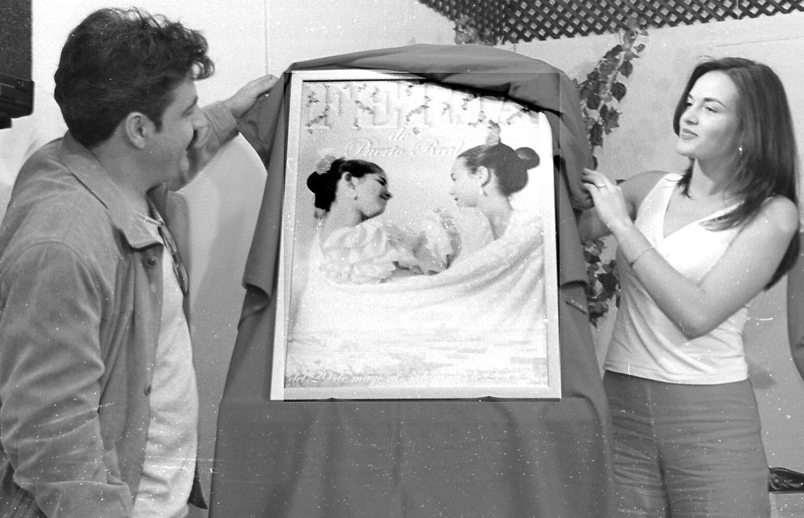 2002. Diego Pato, autor del cartel de ese año, y la Reina de 2001, Isabel Lourdes Colorado