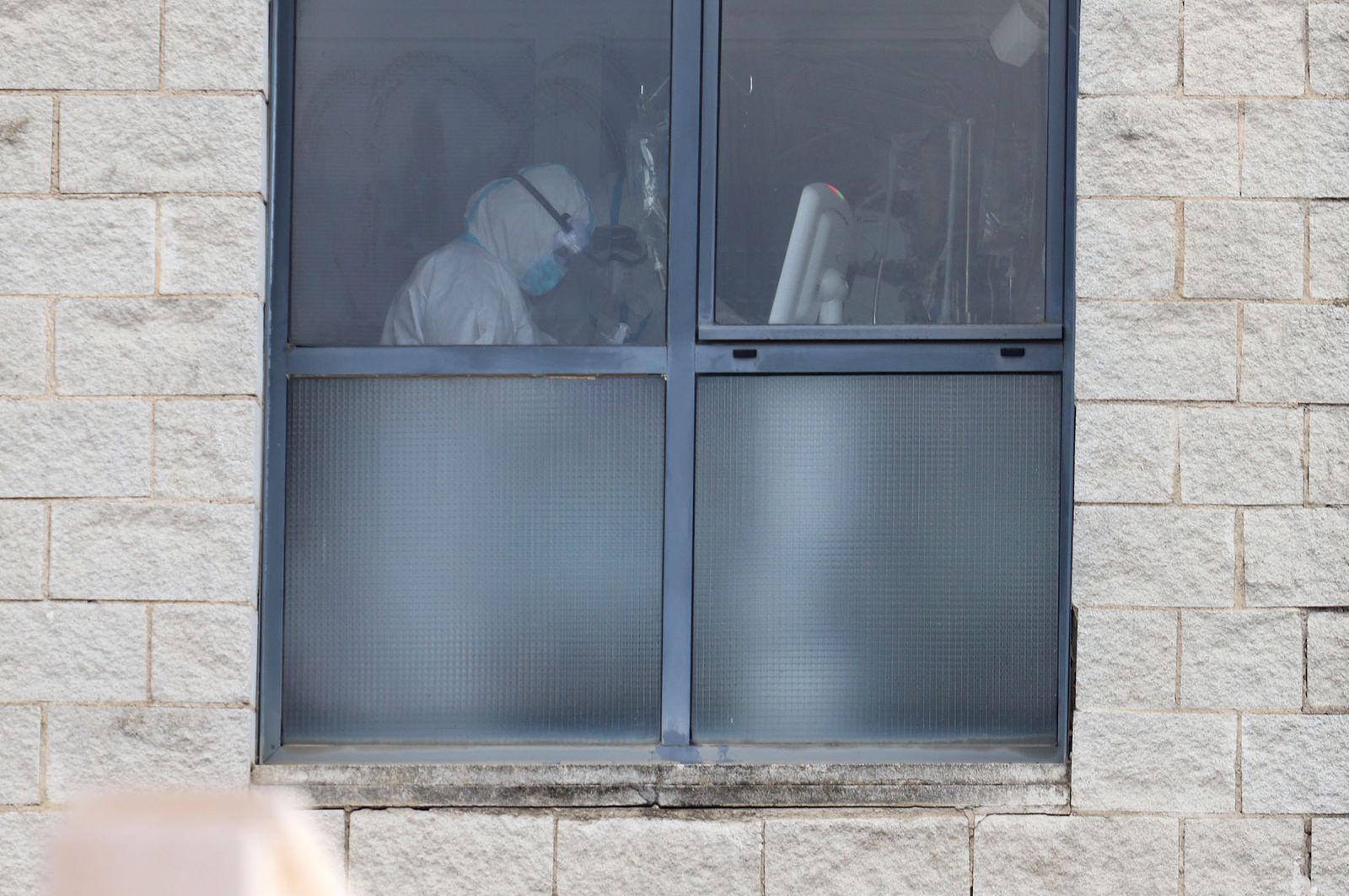 Sanitarios con sus EPIs en el hospital Juan Ramón Jiménez.
