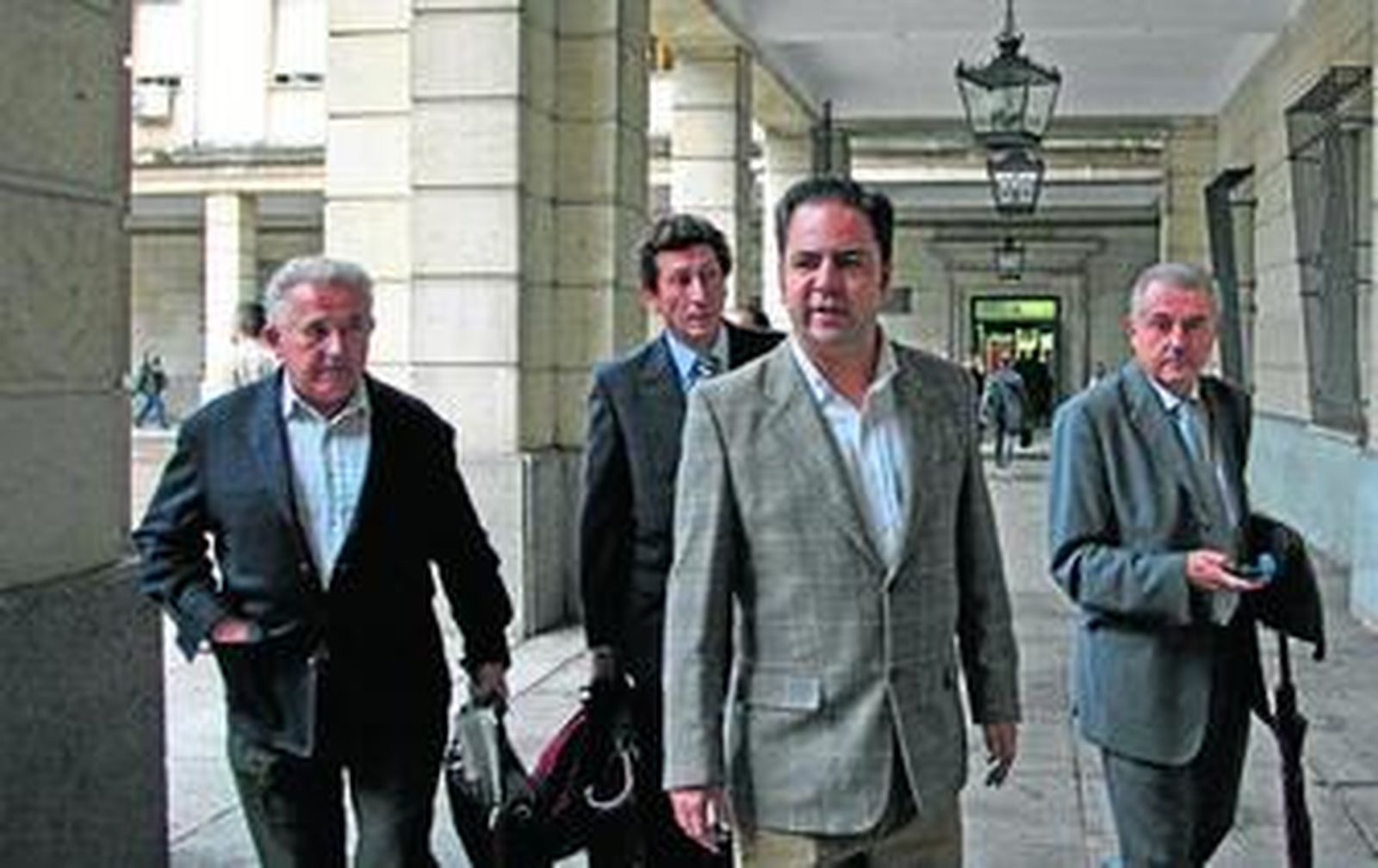 El ex edil José del Castillo y el ex alcalde Agustín Pavón, ayer con dos de los abogados de la defensa.