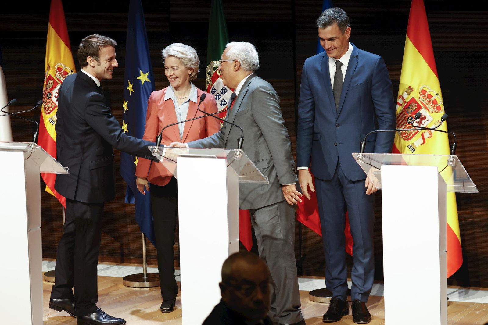 Los presidentes del Gobierno de España, Pedro Sanchez ( dcha), Francia, Emmanuel Macron, (izq) y Portugal, Antonio Costa, (c) más la presidenta de la Comisión Europea, Ursula von der Leyen.